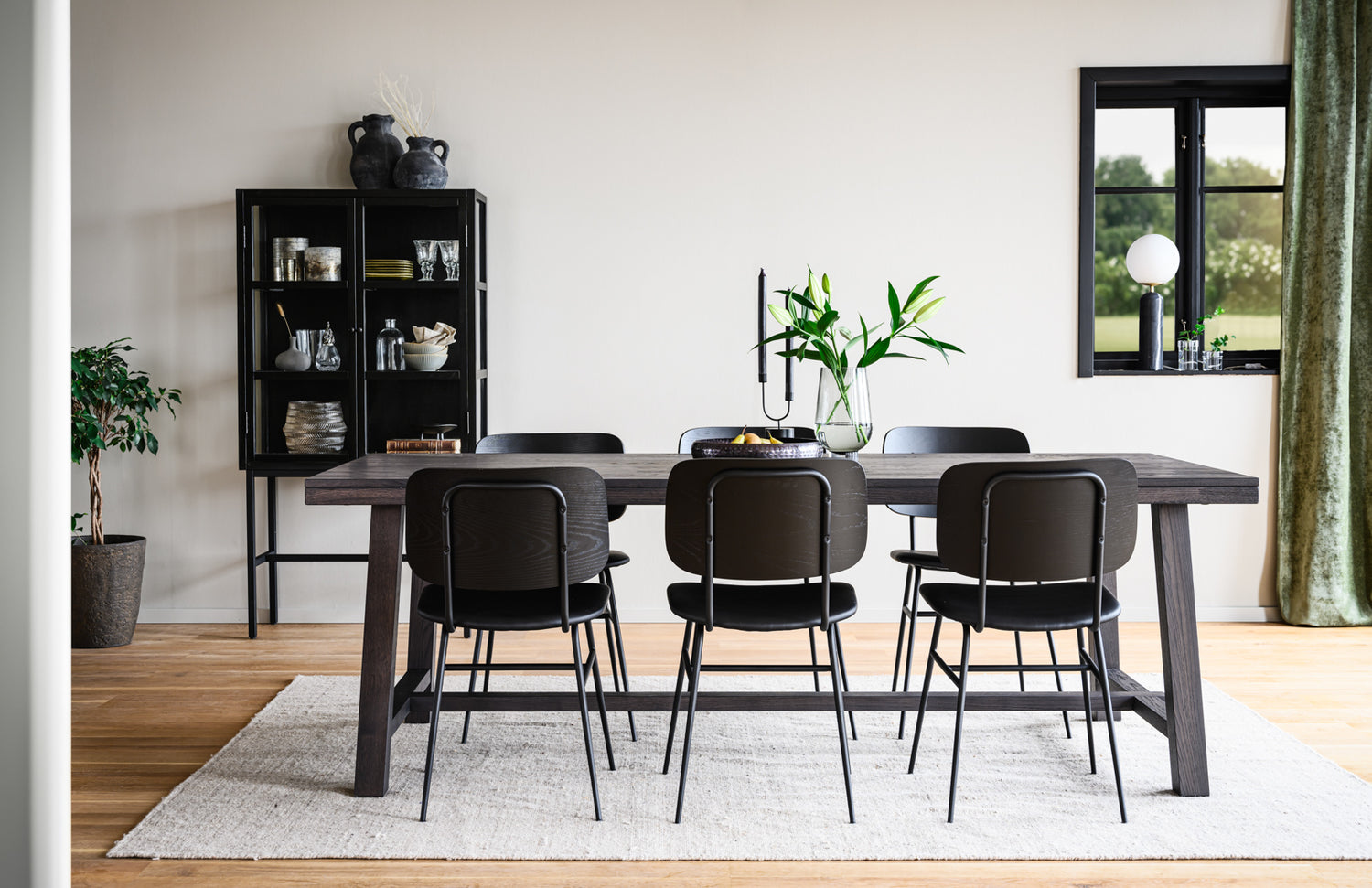 Brooklyn/Brent-ruokailuryhmän kuuluu kuusi Brent-tuolia.