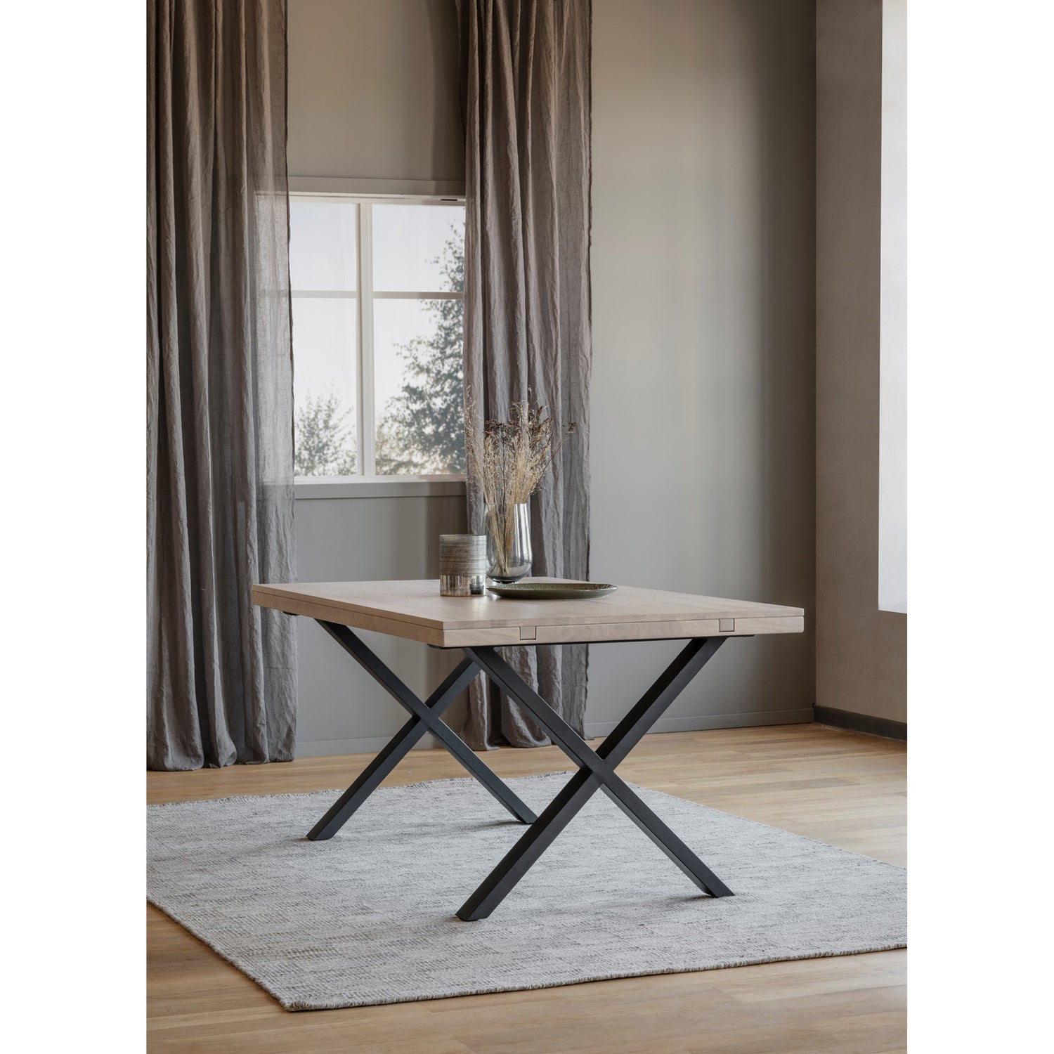 Kuvassa on valkotammenvärinen Brooklyn -ruokapöytä 170 x 95 cm, X-mallisilla mustilla metallijaloilla.