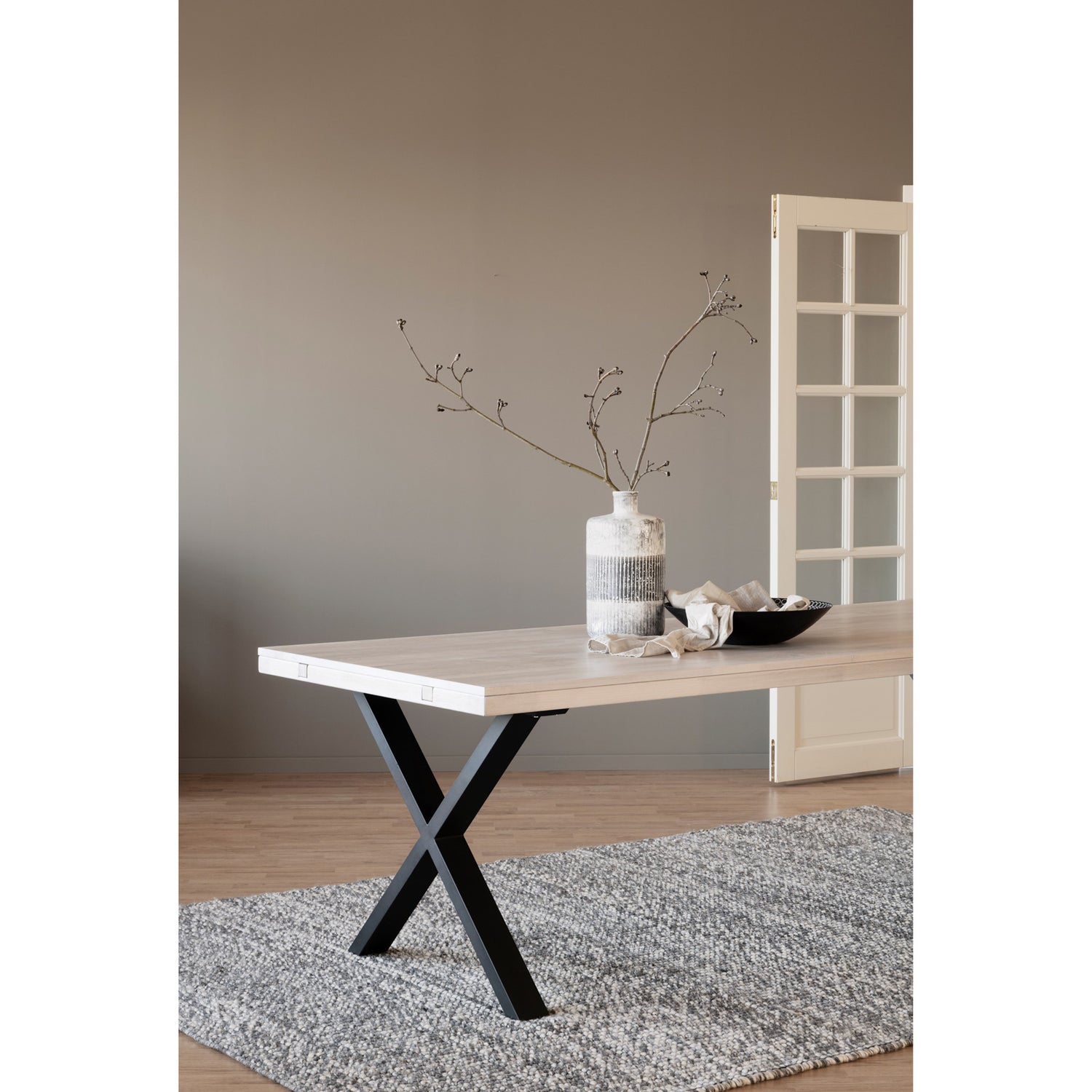 Kuvassa on valkotammenvärinen Brooklyn -ruokapöytä 220 x 95 cm, X-mallisilla mustilla metallijaloilla.