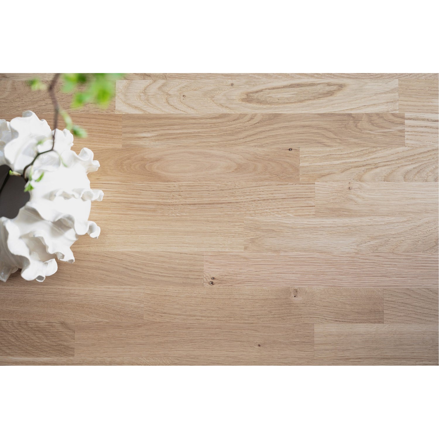 Lähikuvassa on tammenvärisen Brooklyn -ruokapöydän kannen pinta.