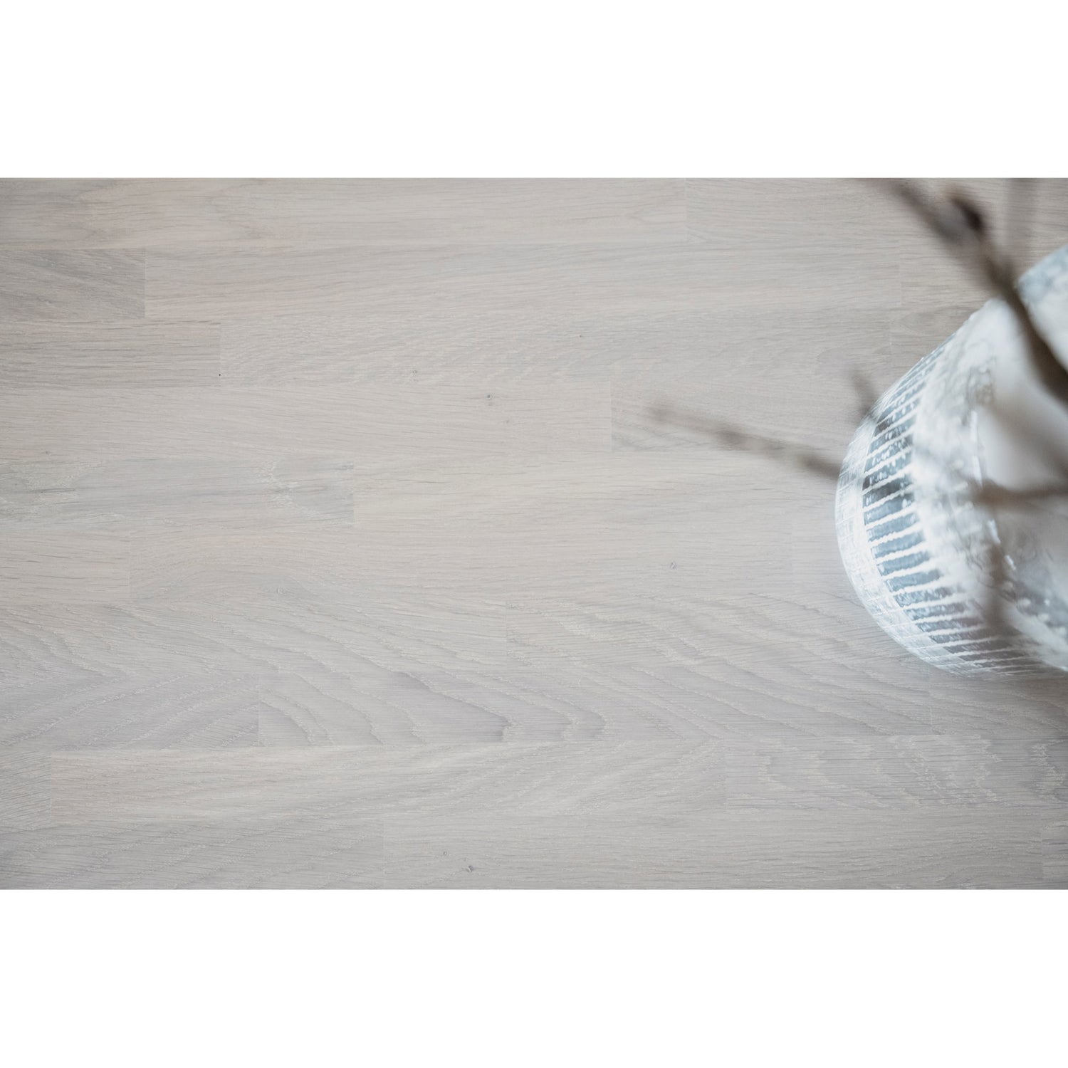 Lähikuvassa on valkotammenvärisen Brooklyn -ruokapöydän kannen pinta.