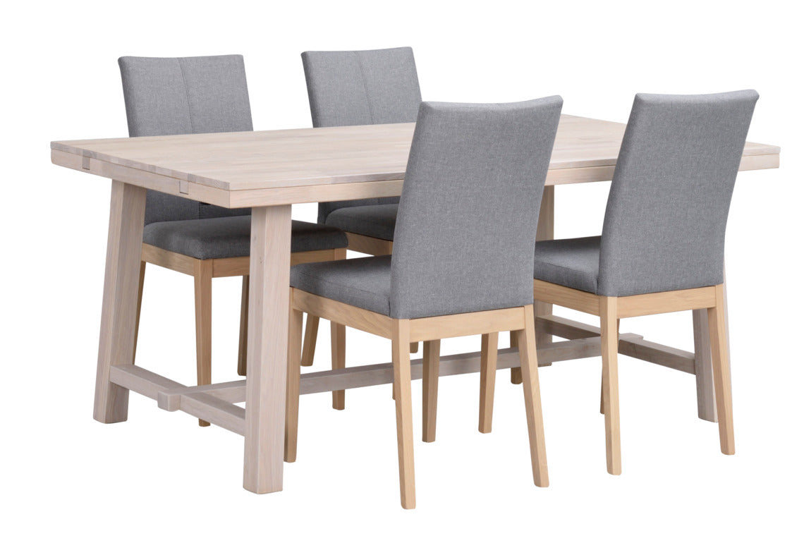 Vaaleissa Brooklyn-kalusteissa on sileä pinta ja viimeistelynä valkokuultoinen öljykäsittely. Kuvassa on valkotammenvärinen Brooklyn-tammipöytä 170 x 95 cm ja Amanda-tuolit.