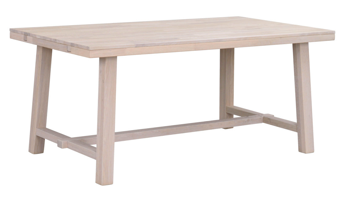 Vaaleissa Brooklyn-kalusteissa on sileä pinta ja viimeistelynä valkokuultoinen öljykäsittely. Kuvan Brooklyn-ruokapöytä on 170 x 95 cm, valkotammenvärinen.