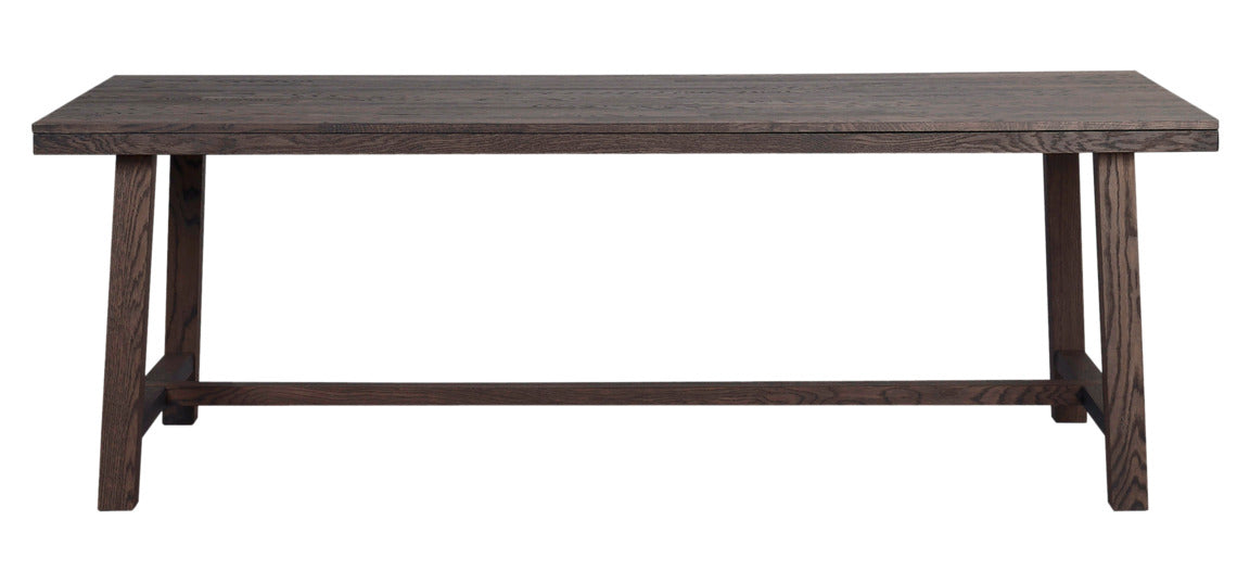 Tummissa Brooklyn-kalusteissa on harjattu pinta ja viimeistelynä sävytelakka. Kuvan Brooklyn-ruokapöytä on 220 x 95 cm, väri savutammi.