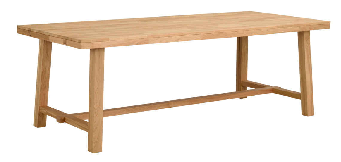 Luonnonvärisissä Brooklyn-kalusteissa on harjattu pinta ja viimeistelynä sävytelakka. Kuvan Brooklyn-ruokapöydän koko on 220 x 95 cm. Useimmat Brooklyn-kalusteet on saatavana vain valko- ja savutammenvärisenä, mutta tämä ruokapöytä on saatavana myös luonnonvärisenä.