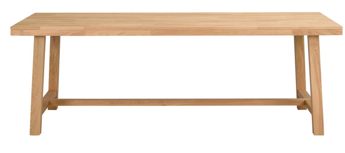 Luonnonvärisissä Brooklyn-kalusteissa on harjattu pinta ja viimeistelynä sävytelakka. Kuvan Brooklyn-ruokapöydän koko on 220 x 95 cm. Useimmat Brooklyn-kalusteet on saatavana vain valko- ja savutammenvärisenä, mutta tämä ruokapöytä on saatavana myös luonnonvärisenä.