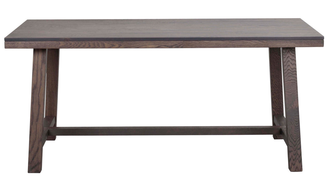 Tummissa Brooklyn-kalusteissa on harjattu pinta ja viimeistelynä sävytelakka. Kuvan Brooklyn-ruokapöytä on 170 x 95 cm, väri savutammi.