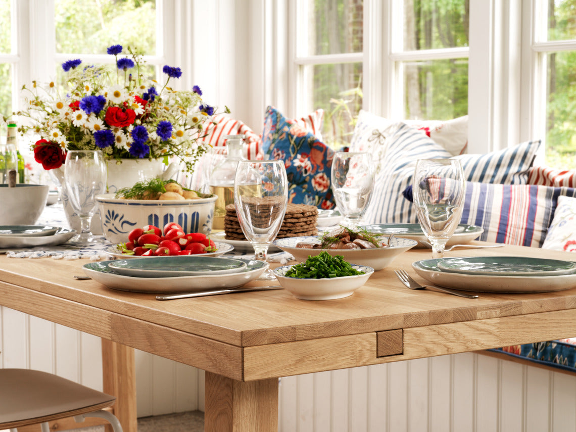 Useimmat Brooklyn-kalusteet on saatavana valko- ja savutammenvärisenä, mutta 220 x 95 cm Brooklyn-ruokapöytä on saatavana myös luonnonvärisenä. Luonnonvärisissä Brooklyn-massiivitammikalusteissa on harjattu pinta ja viimeistelynä lakka.