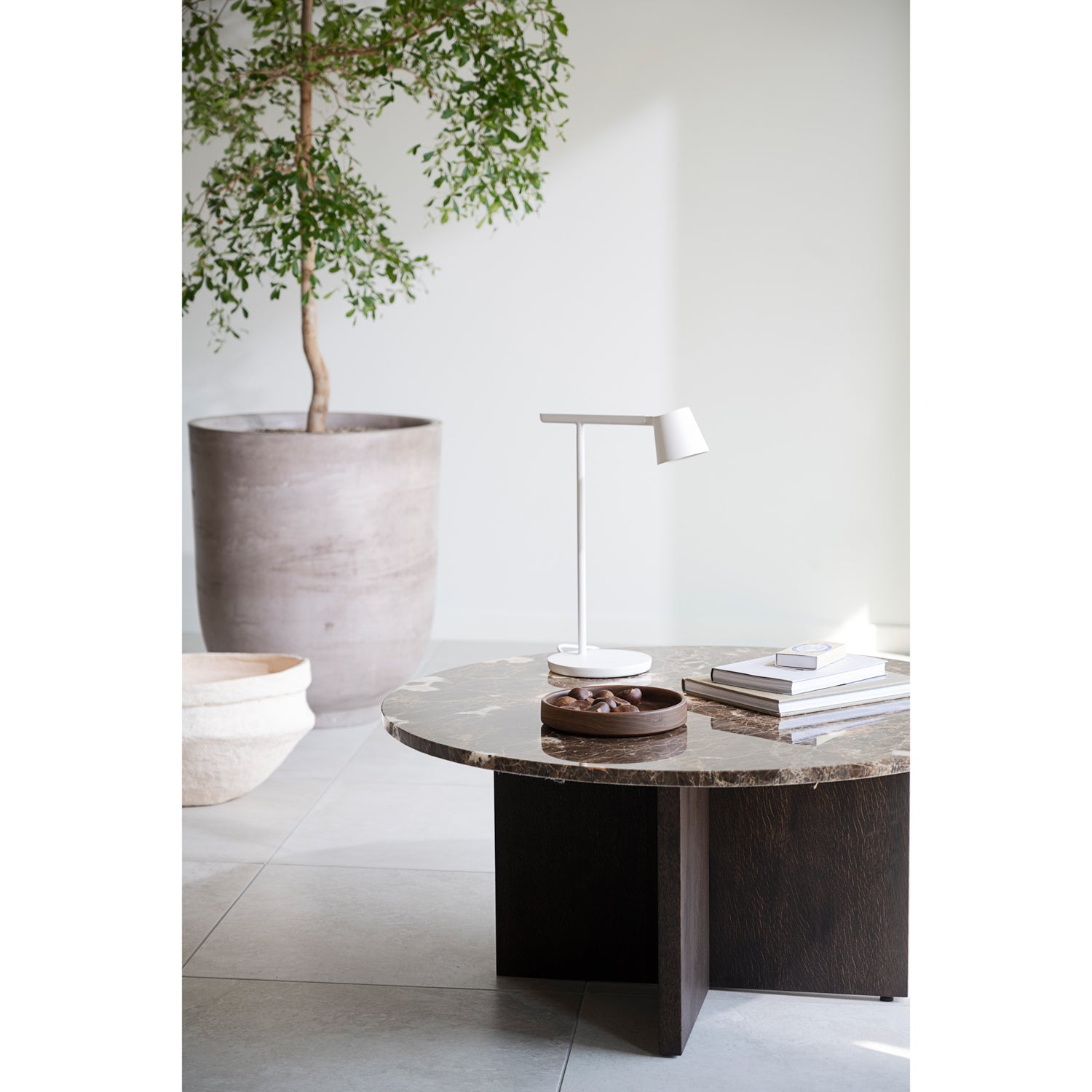 Pähkinänvärinen, aito marmorikantinen Brooksville-sohvapöytä ruskealla jalalla tuo sisustukseen näyttävää luksusta.