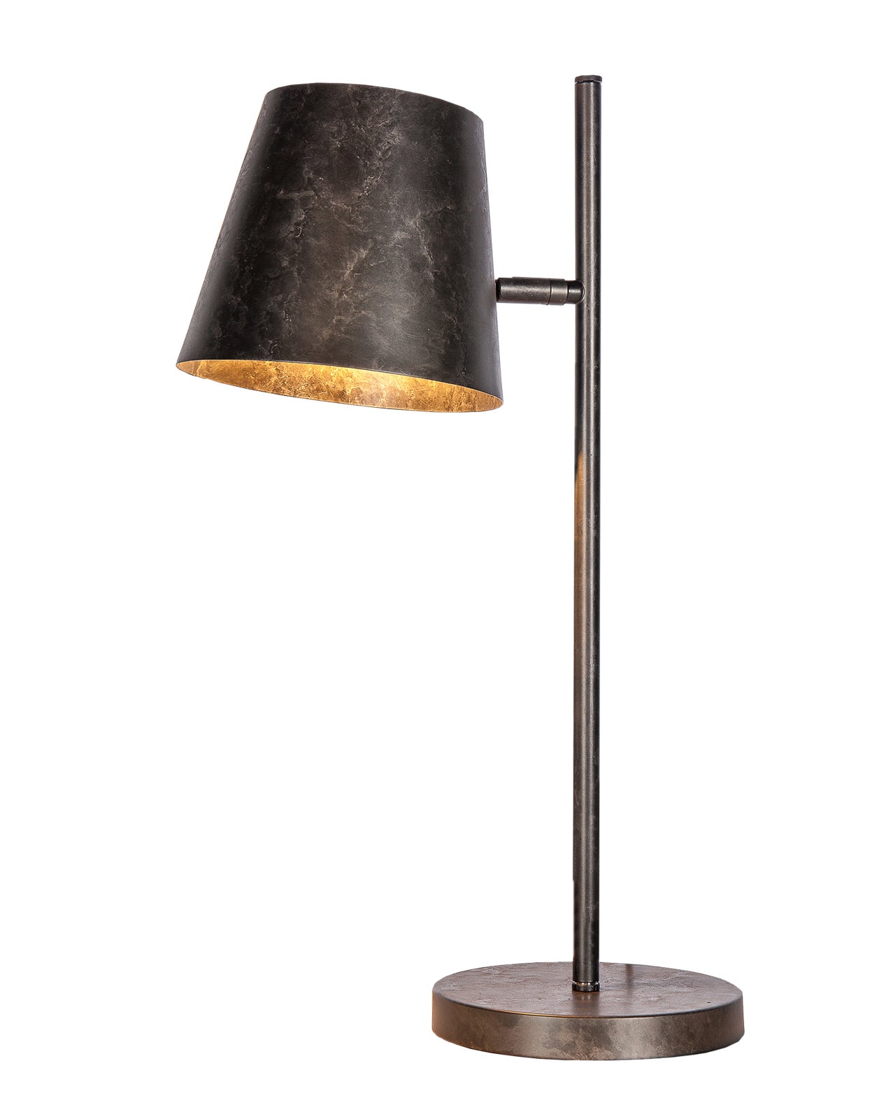 Carbide-pöytävalaisin on tyylikkään metallin värinen. Kuvassa valaisimessa lämmin sävyinen lamppu.