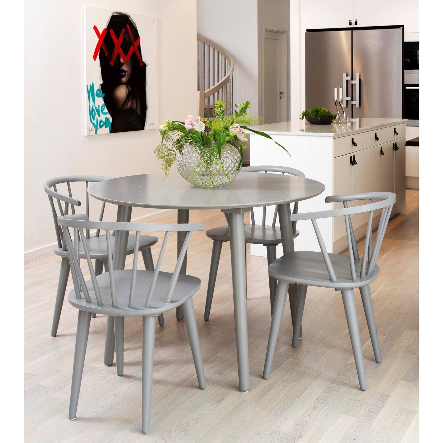 Kuvassa on harmaat Carmen-tuolit ruokapöydän tuoleina.