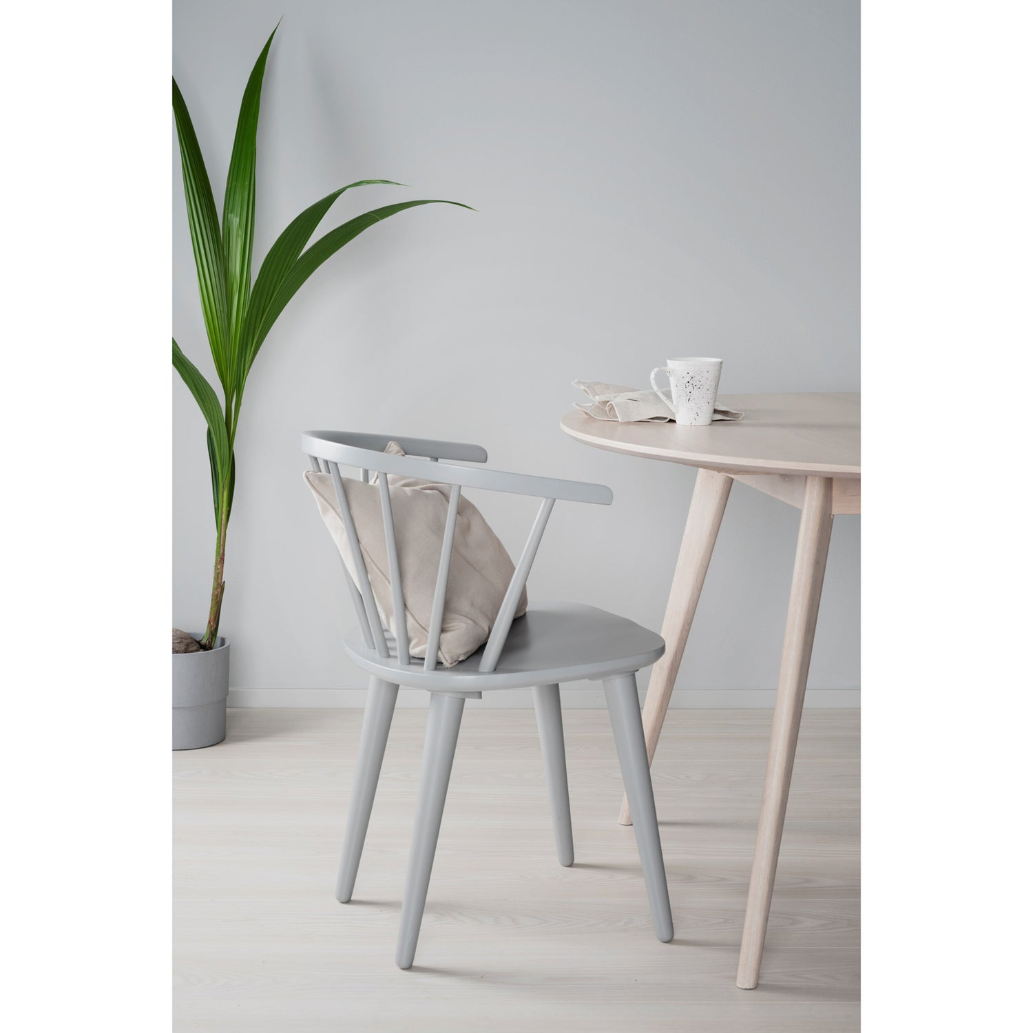Kuvassa on harmaa Carmen-tuoli ruokapöydän tuolina.