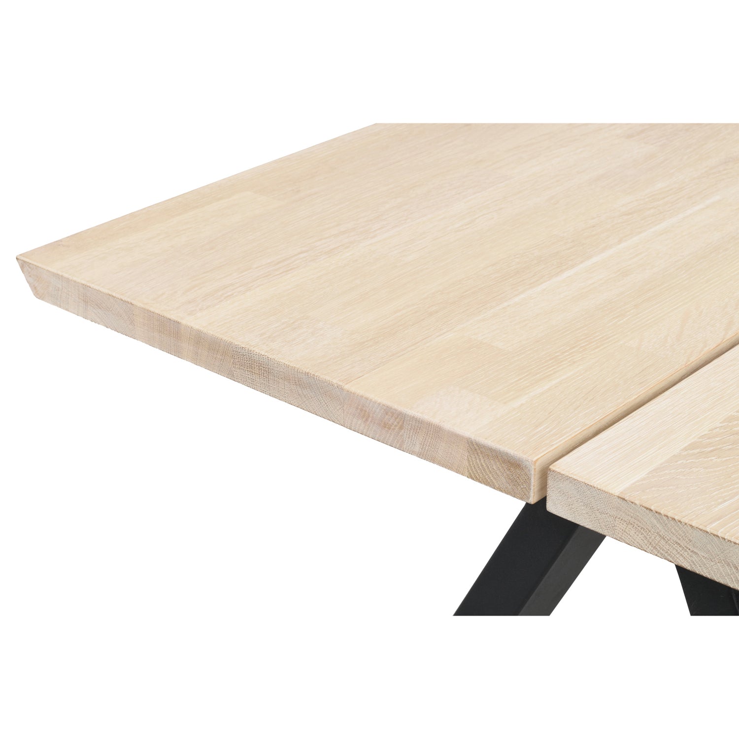 Lähikuvassa Carradale-ruokapöydän valkotammenvärinen kansi ja mustat metallijalat.