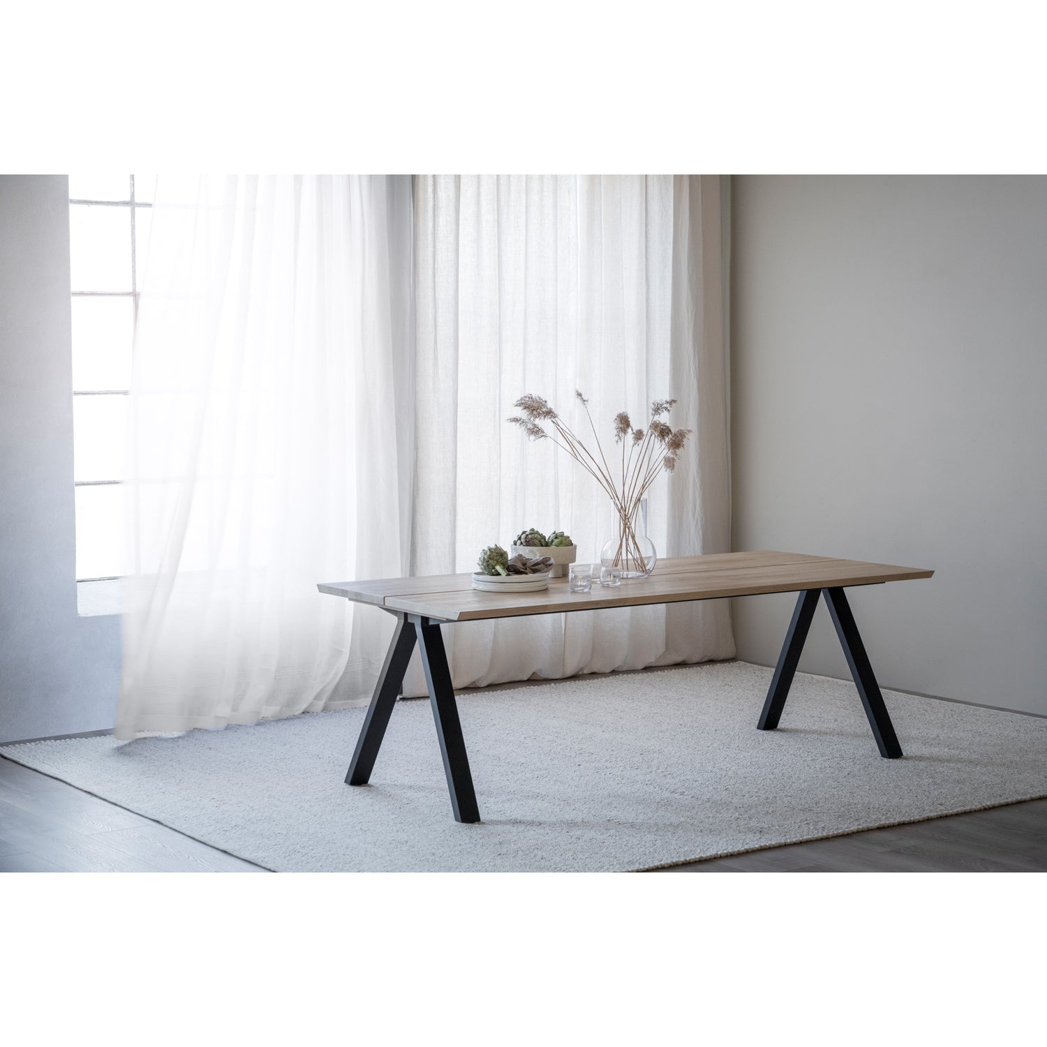 CARRADALE ruokapöytä 220 x 100 cm V-mallisilla metallijaloilla