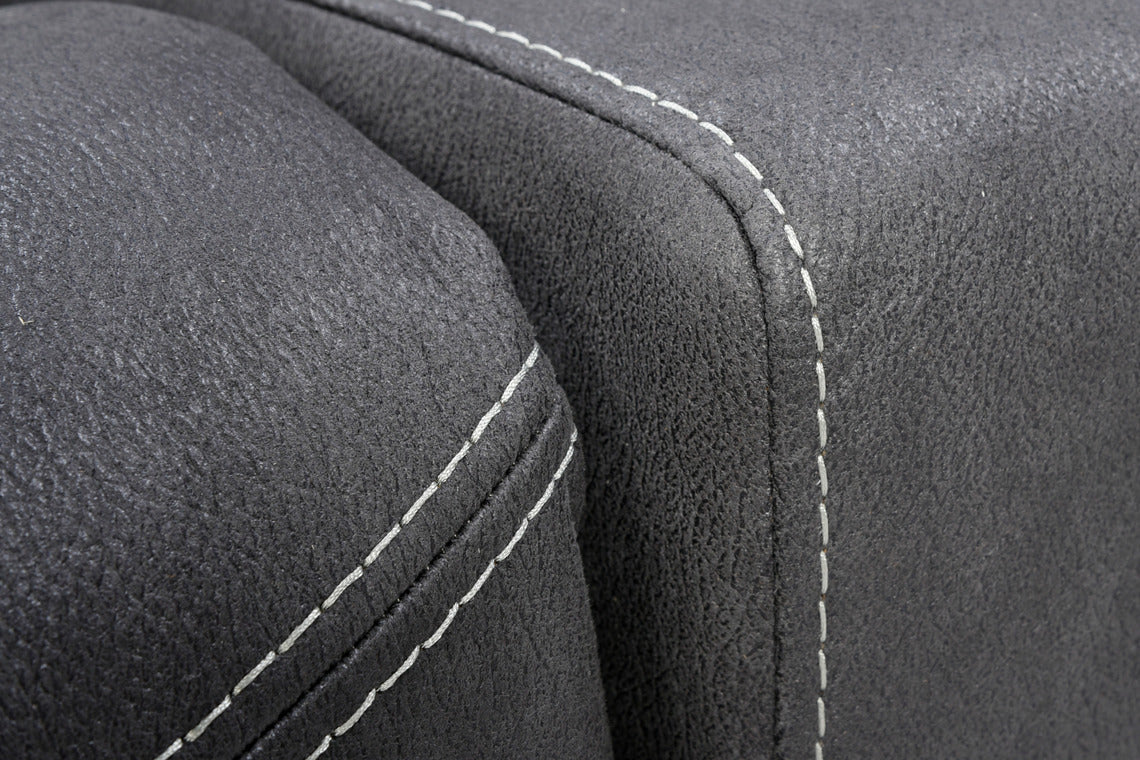 Cinemassa on harmaa kangasverhoilu, jossa on aidon nahan tuntu ja kankaan mukavuus.