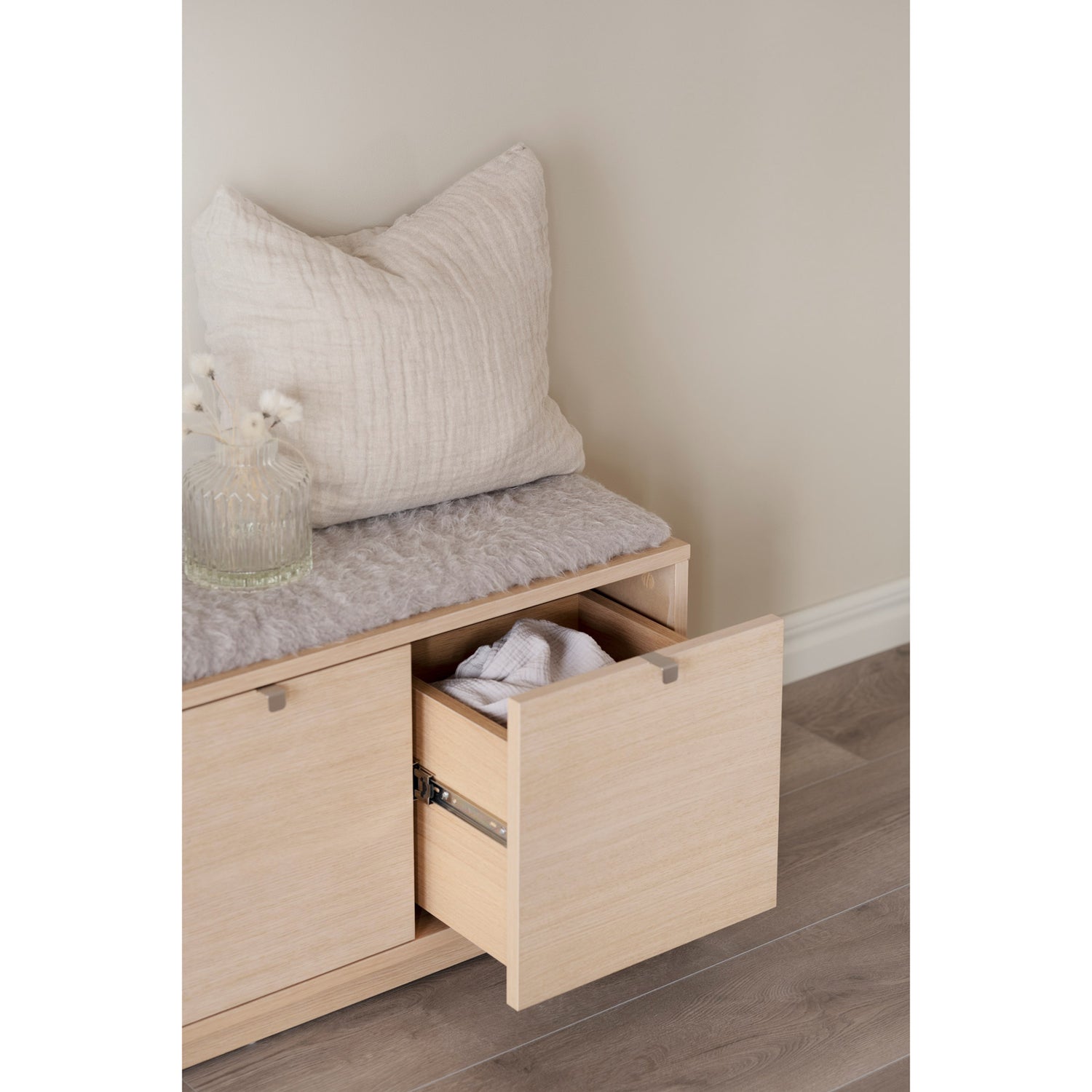 Kuvassa on valkotammenvärinen Confetti -säilytyspenkki 3-ltk, harmaalla istuinpehmusteella.