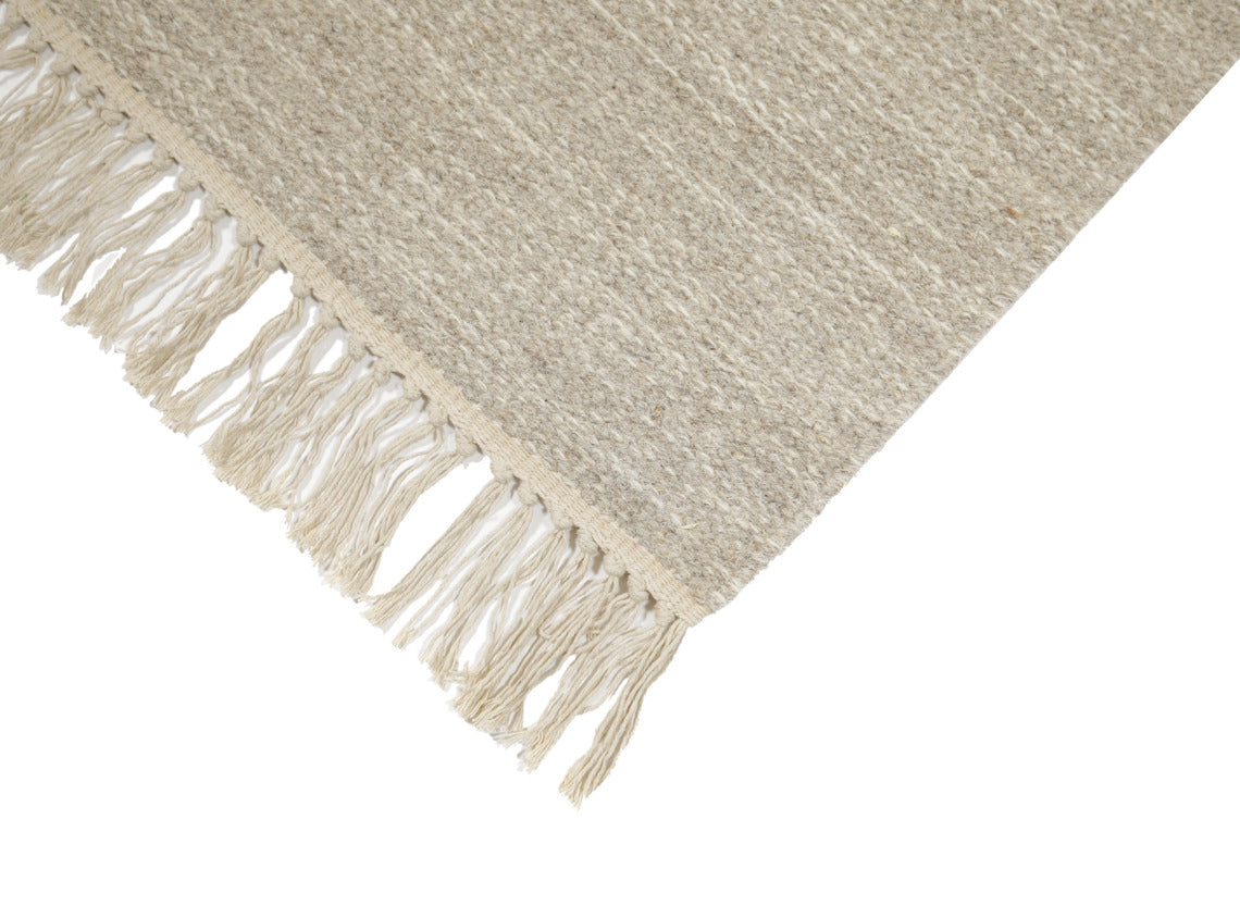 Emma-villamatto harmaan värisenä. Villamaton tiivis pinta hylkii likaa ja on helppo pitää puhtaana.