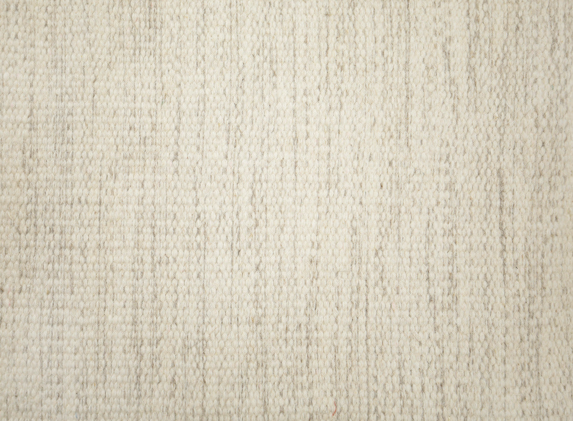 Emma-villamatto valkoisena. Emma-matto on kevyt ja käsinkudottu matto.