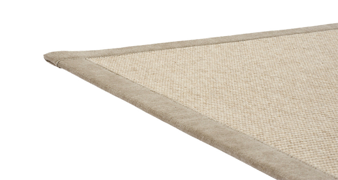 Lähikuva beigen värisestä Esmeralda villa-paperimatosta.