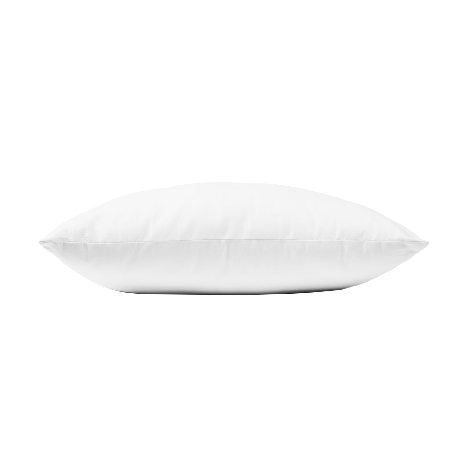 Raikkaan viileältä tuntuva Familon Cool -tyyny on pehmeydeltään normaali tyyny kaikkiin uniasentoihin.