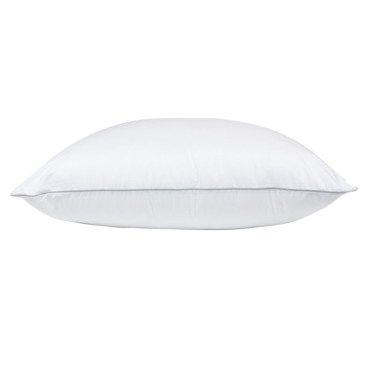 Stemma Tencel -tyyny on ihanan pehmeä puolikorkea tyyny, joka varmistaa yöunesi soveltumalla kaikkiin uniasentoihin. Valkoisessa tyynyssä on harmaa reunanauha.