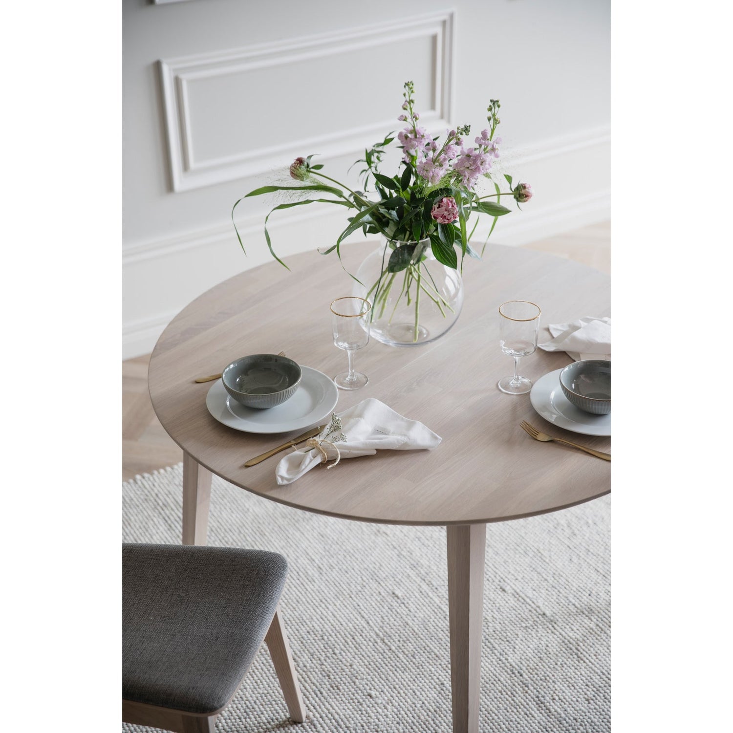 Kuvassa on pyöreä Filippa-ruokapöytä valkotammenvärisenä.
