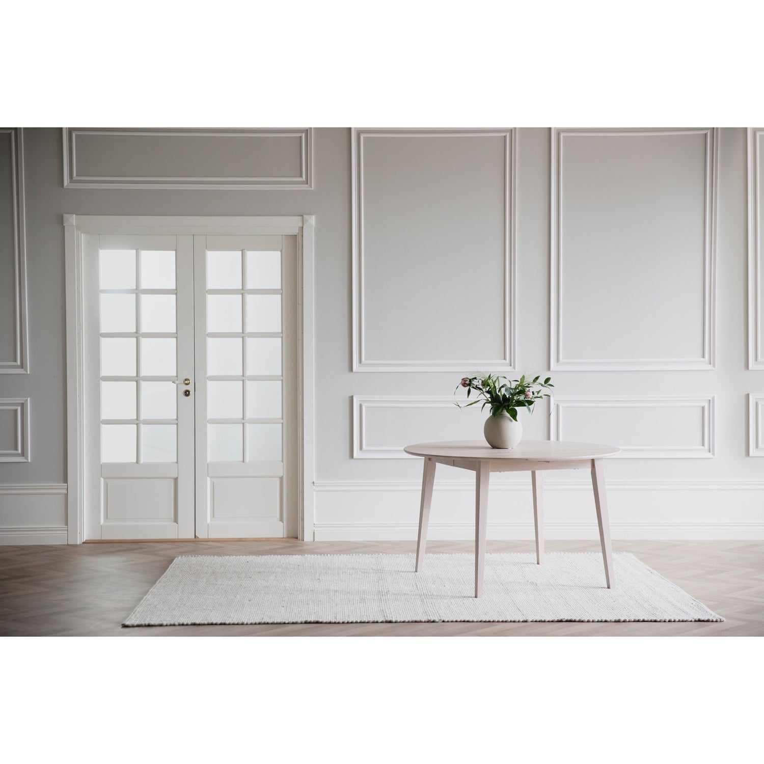 Kuvassa on pyöreä Filippa-ruokapöytä valkotammenvärisenä.