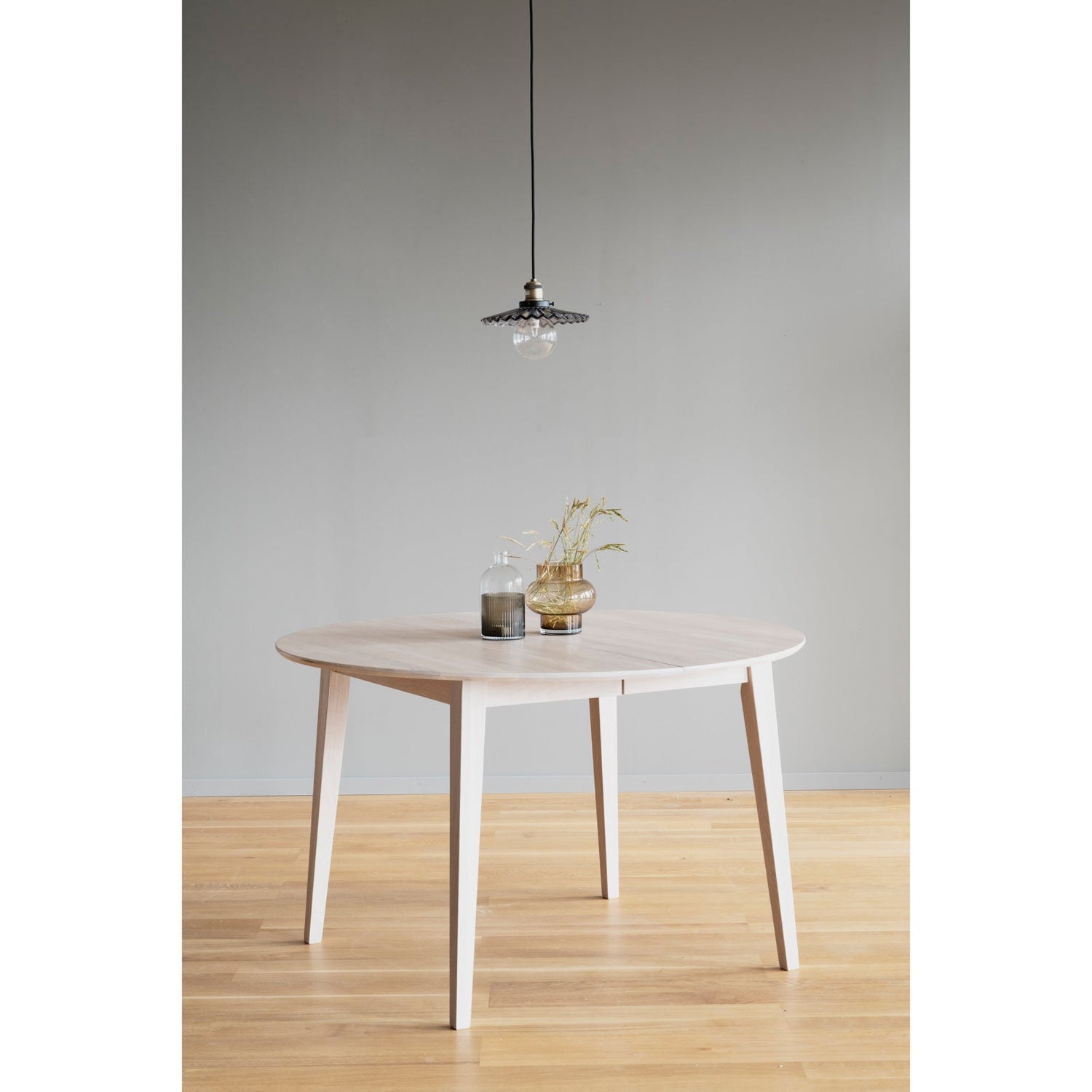 Kuvassa on pyöreä Filippa-ruokapöytä valkotammenvärisenä.