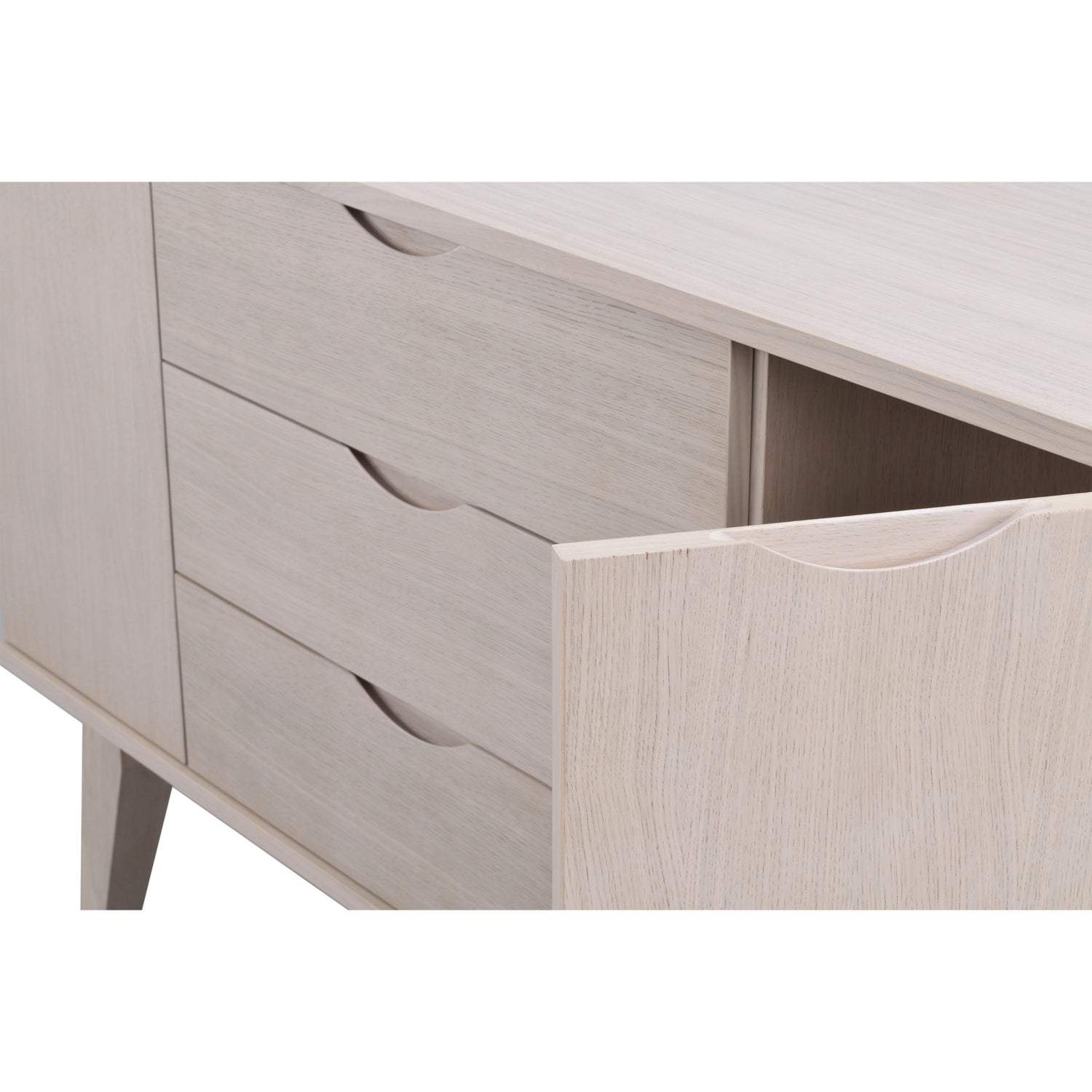 Lähikuva valkotammenvärisestä 122 cm leveästä Filippa-senkistä.