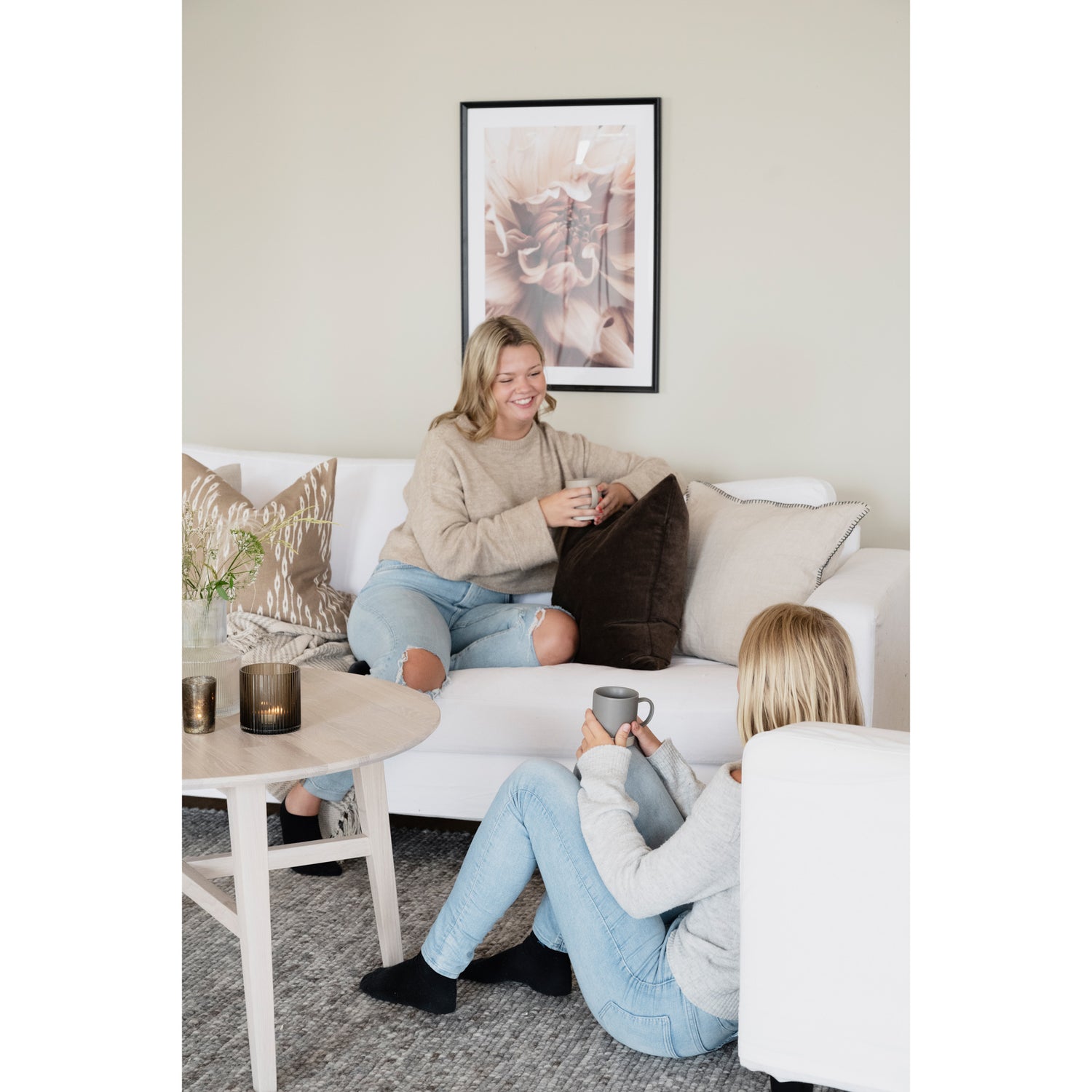 Valkokuultoinen pyöreä Filippa-sohvapöytä.