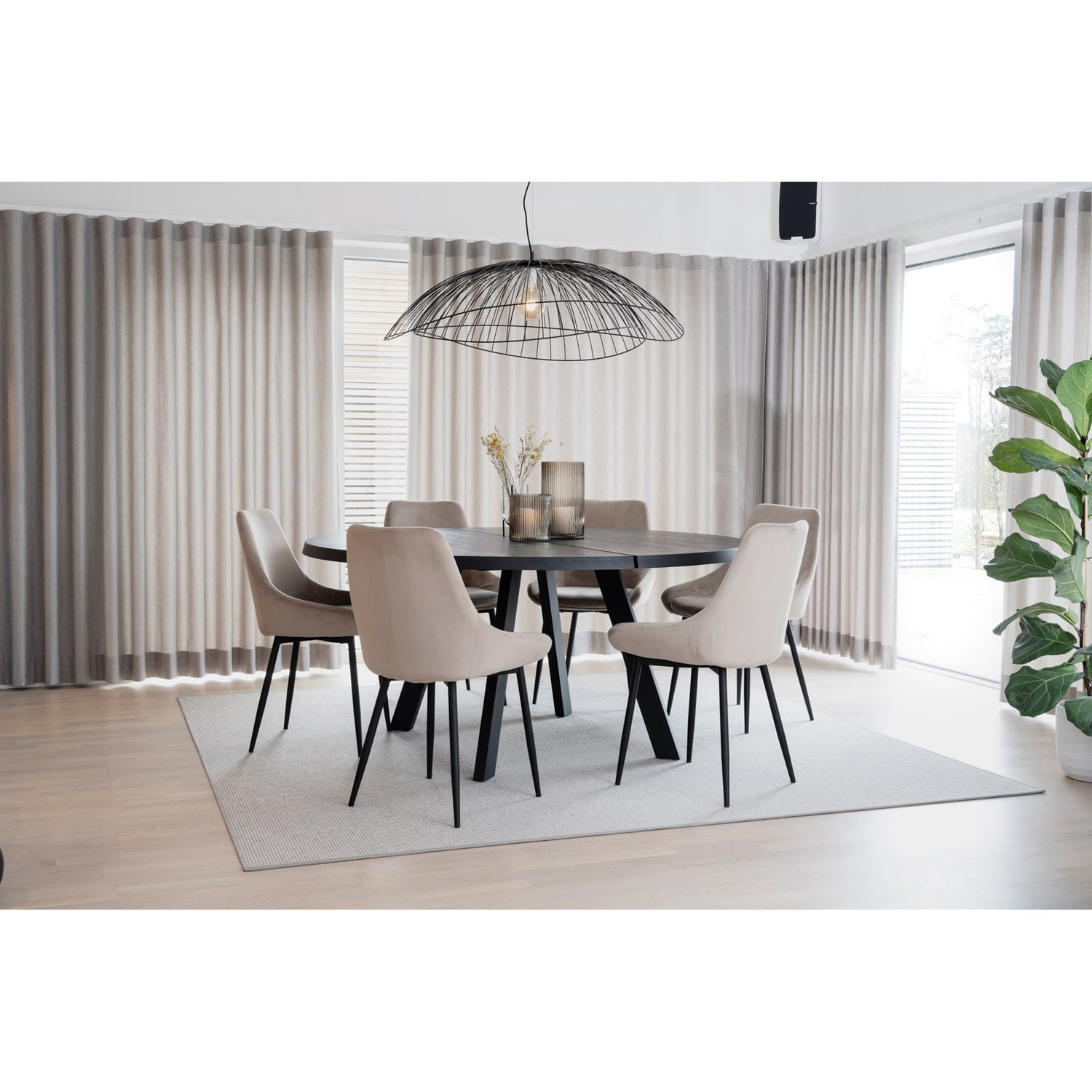 Kuvassa on pyöreä musta Fred-ruokapöytä ja beiget Sierra-tuolit. Rowicon Sierra -tuolit myydään erikseen.