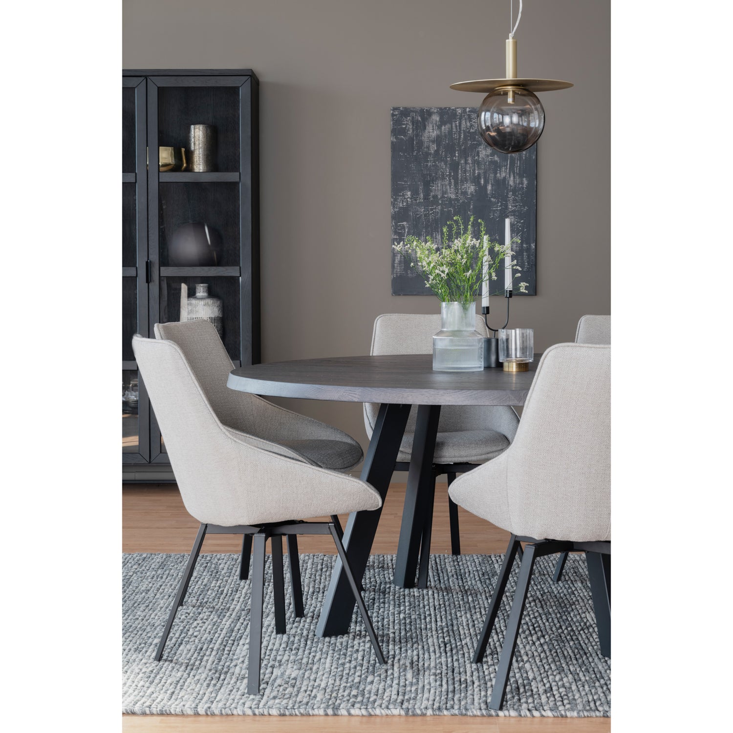 Kuvassa on pyöreä savutammenvärinen Fred-ruokapöytä kuuden hengen ruokapöytänä. Rowicon tuolit myydään erikseen.