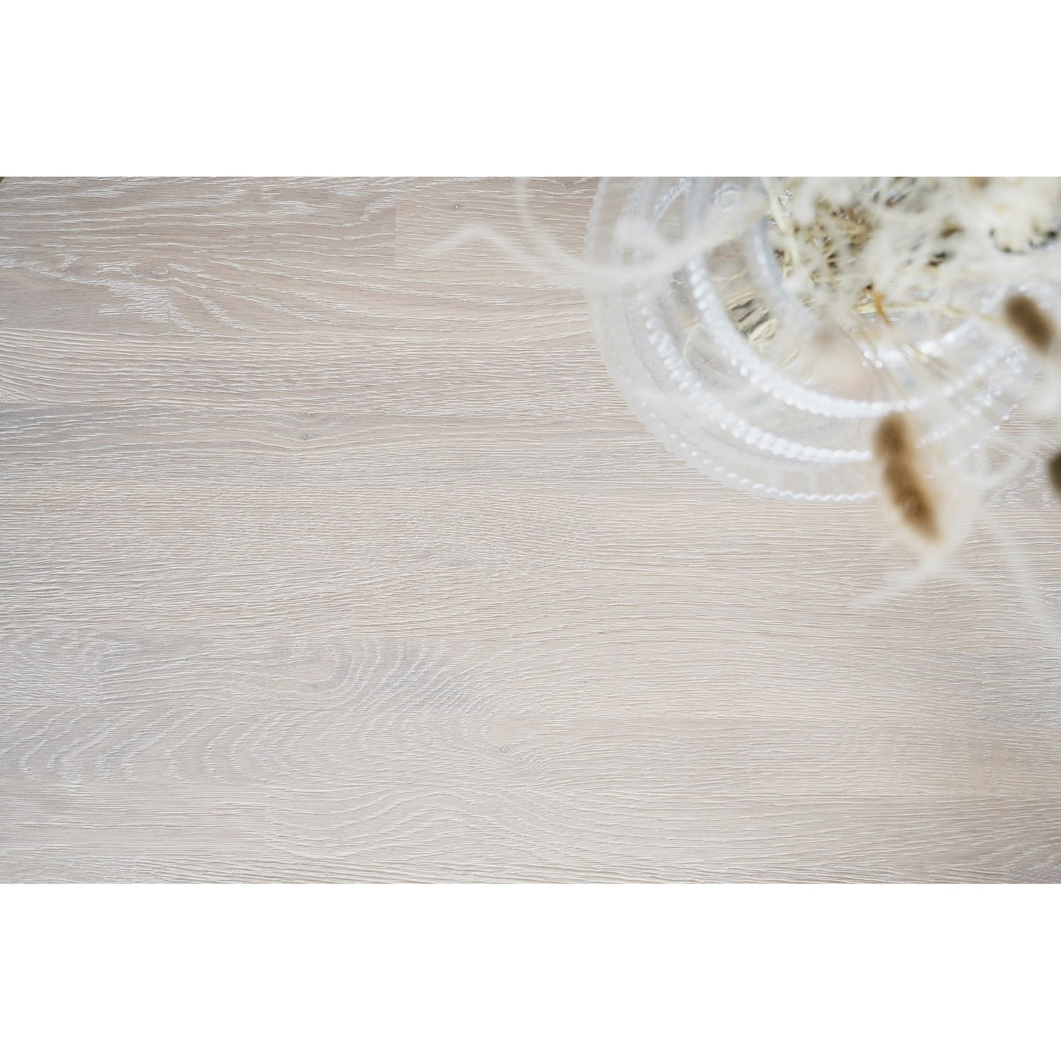 Lähikuvassa valkotammenvärisen pyöreän Fred-ruokapöydän pinta.