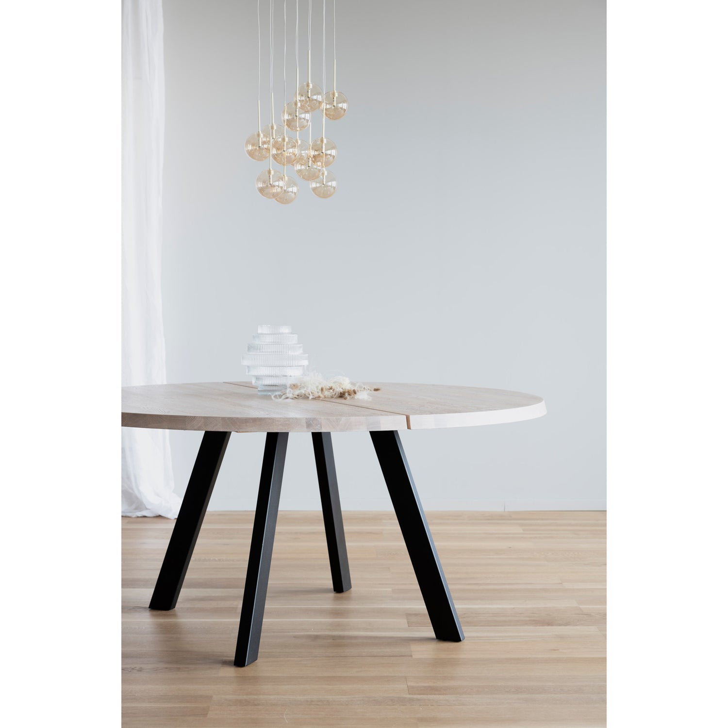 Kuvassa on pyöreä valkotammenvärinen Fred-ruokapöytä.