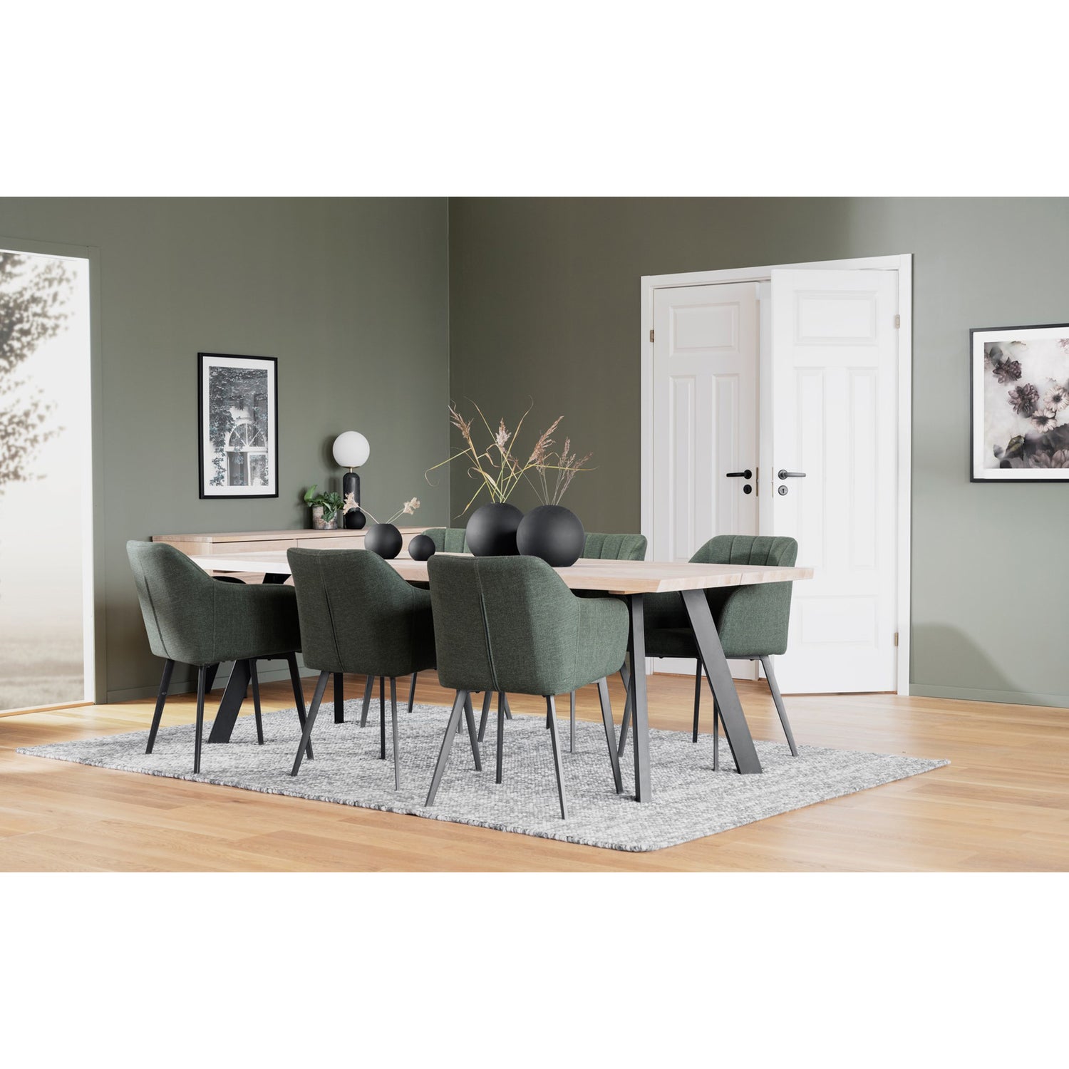 Fred-ruokapöytä 240 x 100 cm valkotammenvärisellä kannella ja mustilla metallijaloilla. Ruokapöytään on yhdistetty erikseen myytävät Rowicon tuolit.