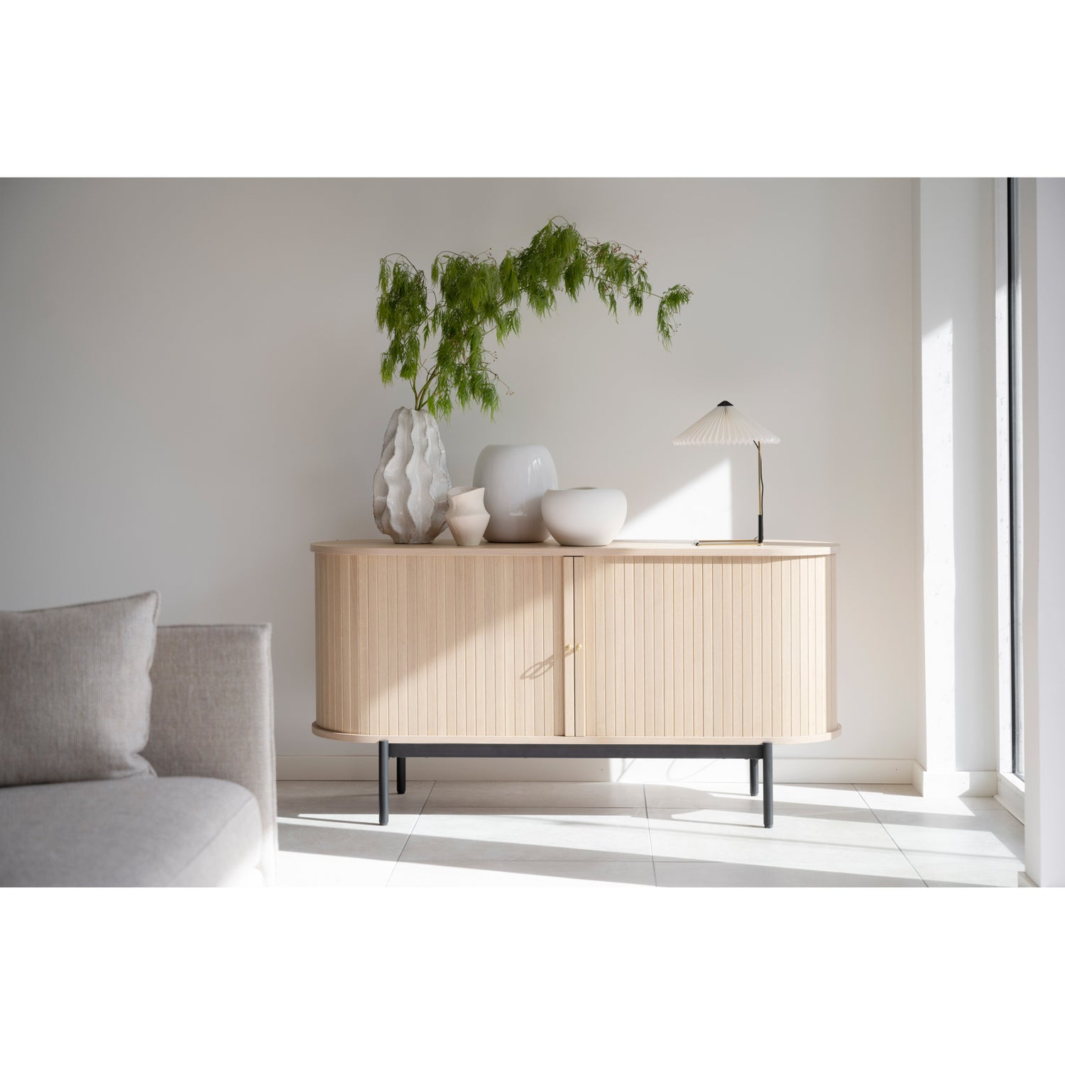 Upeasti muotoiltu Haddington-senkki on moderni säilytyskokonaisuus liukuovilla. Ovaalinmuotoinen matala senkki sopii kaikkiin kodin oleskelutiloihin.