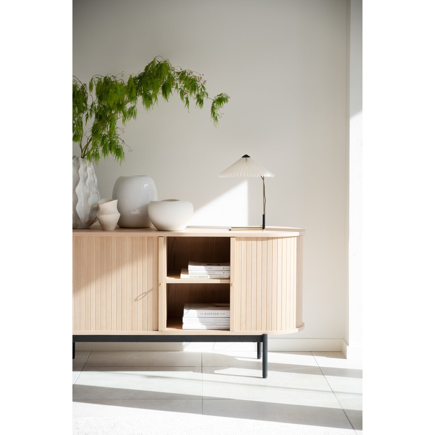 Upeasti muotoiltu Haddington-senkki on moderni säilytyskokonaisuus liukuovilla. Ovaalinmuotoinen matala senkki sopii kaikkiin kodin oleskelutiloihin.