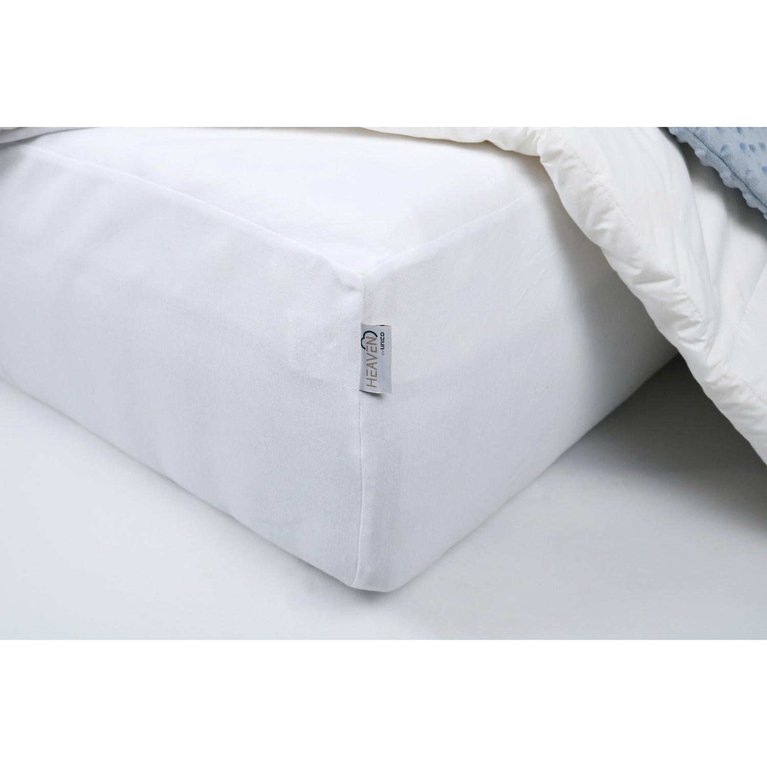 Heaven By Unico -suojalakana sopii täydellisesti kaikkiin Heaven-malliston patjoihin ja suojaa vuodettasi lialta ja tahroilta.