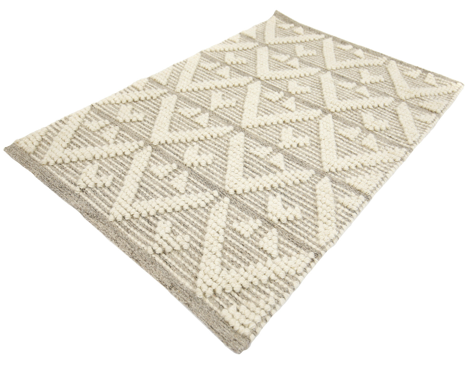 Käsinkudottu Helmi-villamatto vaaleanharmaana.