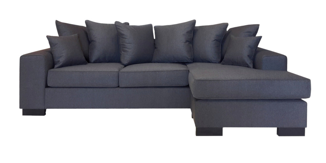 Henna-divaanisohva antrasiitin värisellä kangasverhoilulla.