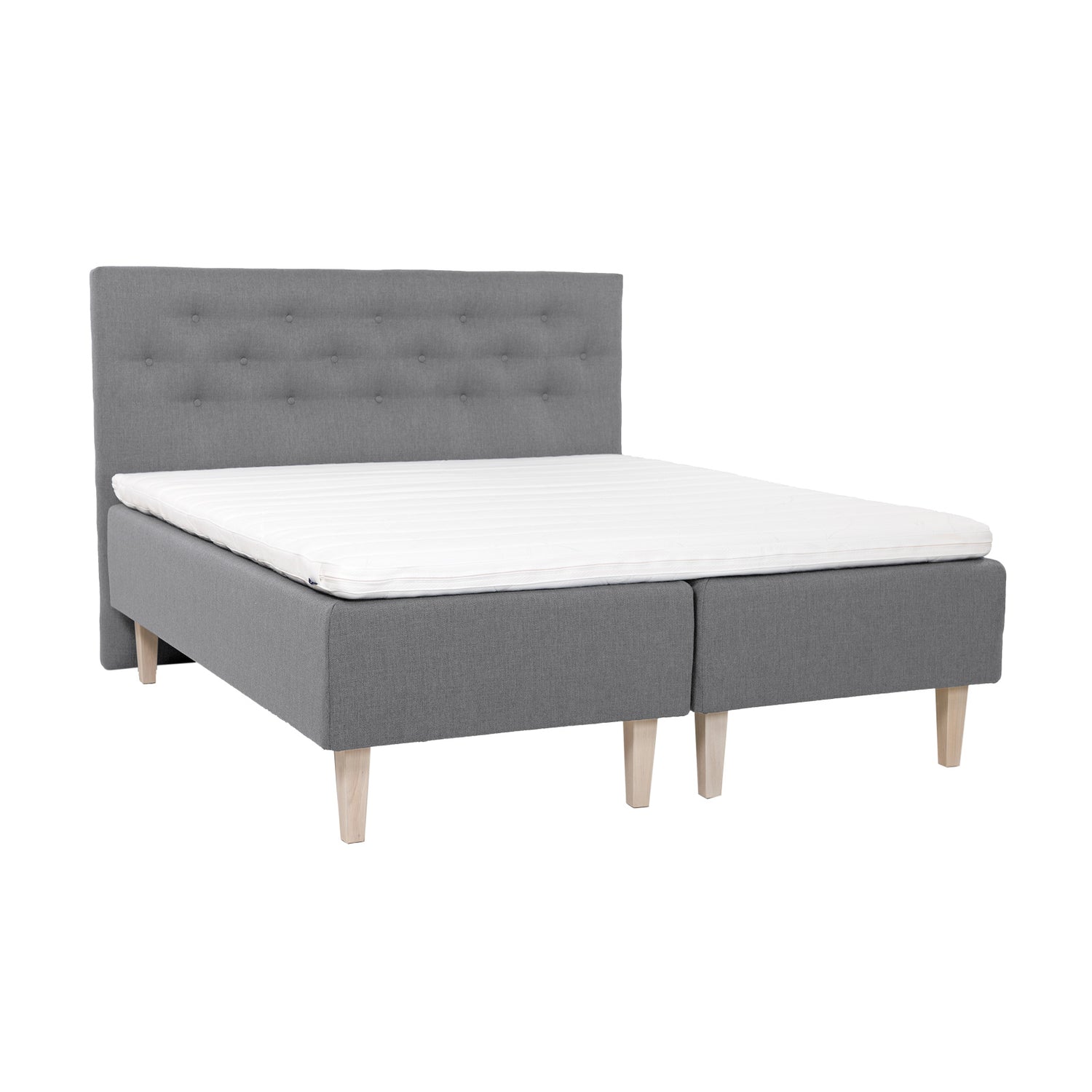 Harmaat Hilding Feel Ergo -runkopatjat 80 x 200 cm valkolakatuilla 23 cm korkeilla Royal -tammijaloilla ja yhtenäisellä Hilding Ergo -sijauspatjalla. Kuvan Feel -sängynpääty myydään erikseen.