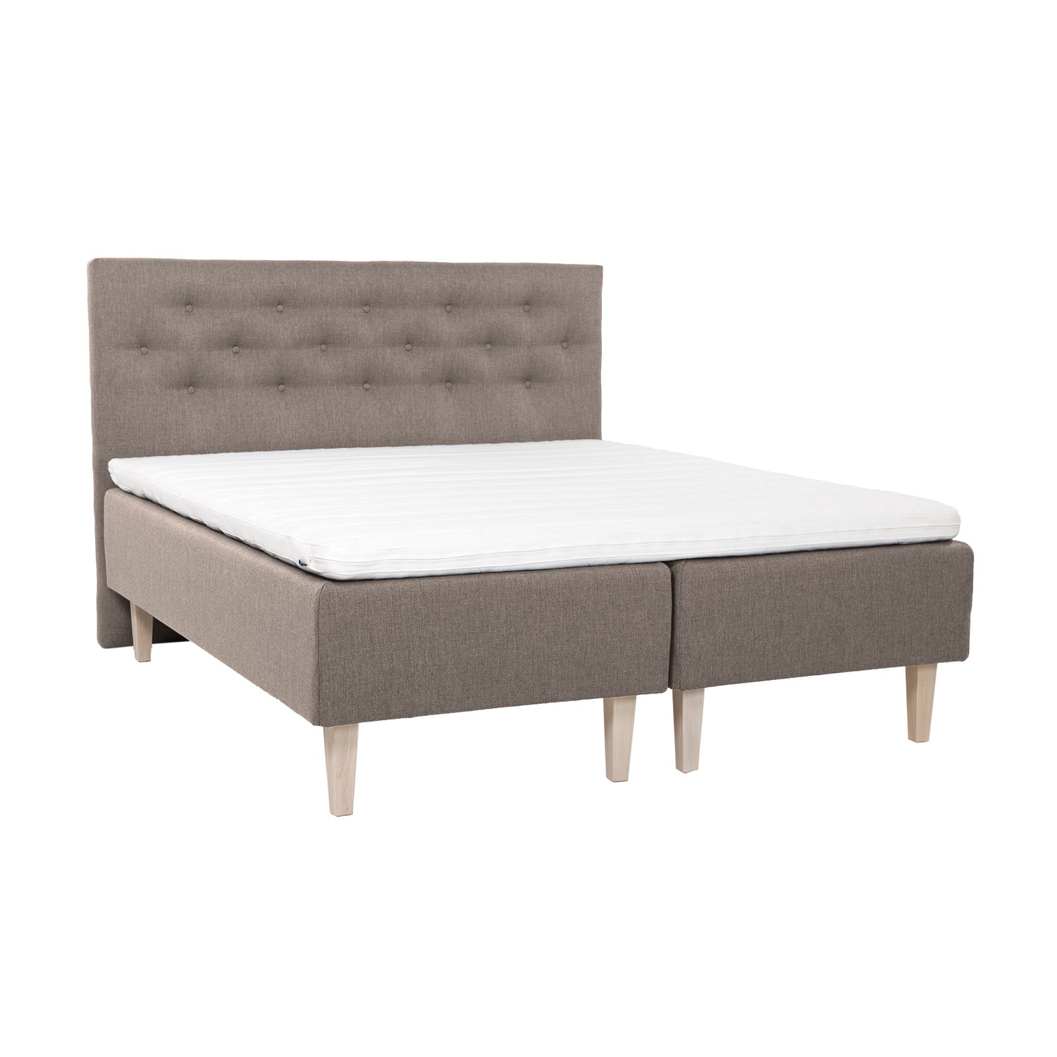 Hiekanväriset Hilding Feel Ergo -runkopatjat 80 x 200 cm valkolakatuilla 23 cm korkeilla Royal -tammijaloilla ja yhtenäisellä Hilding Ergo -sijauspatjalla. Kuvan Feel -sängynpääty myydään erikseen.