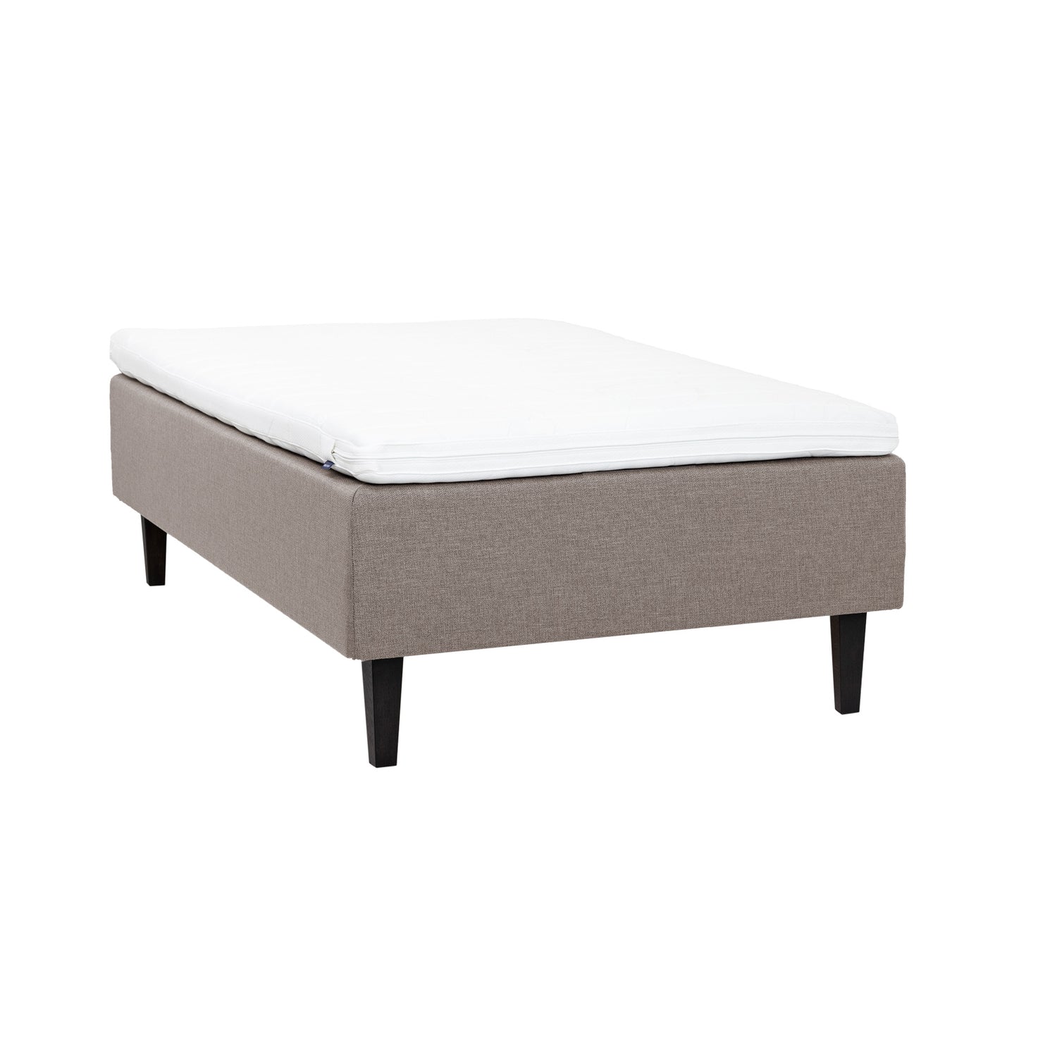 Hiekanvärinen Hilding Feel -runkopatja 120 x 200 cm hiilenmustilla 23 cm Royal -tammijaloilla ja Hybrix Air Coolmax -sijauspatjalla.