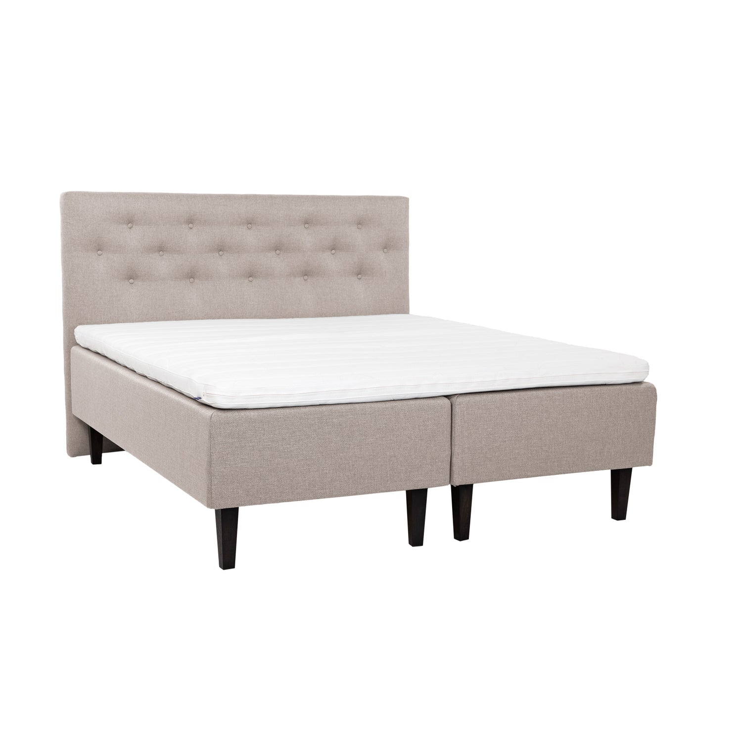 Beigen väriset Hilding Feel -runkopatjat hiilenmustilla 23 cm korkeilla Royal -tammijaloilla ja yhtenäisellä 180 x 200 cm Hilding Hybrix Air Coolmax -sijauspatjalla. Kuvan Feel -sängynpääty myydään erikseen.