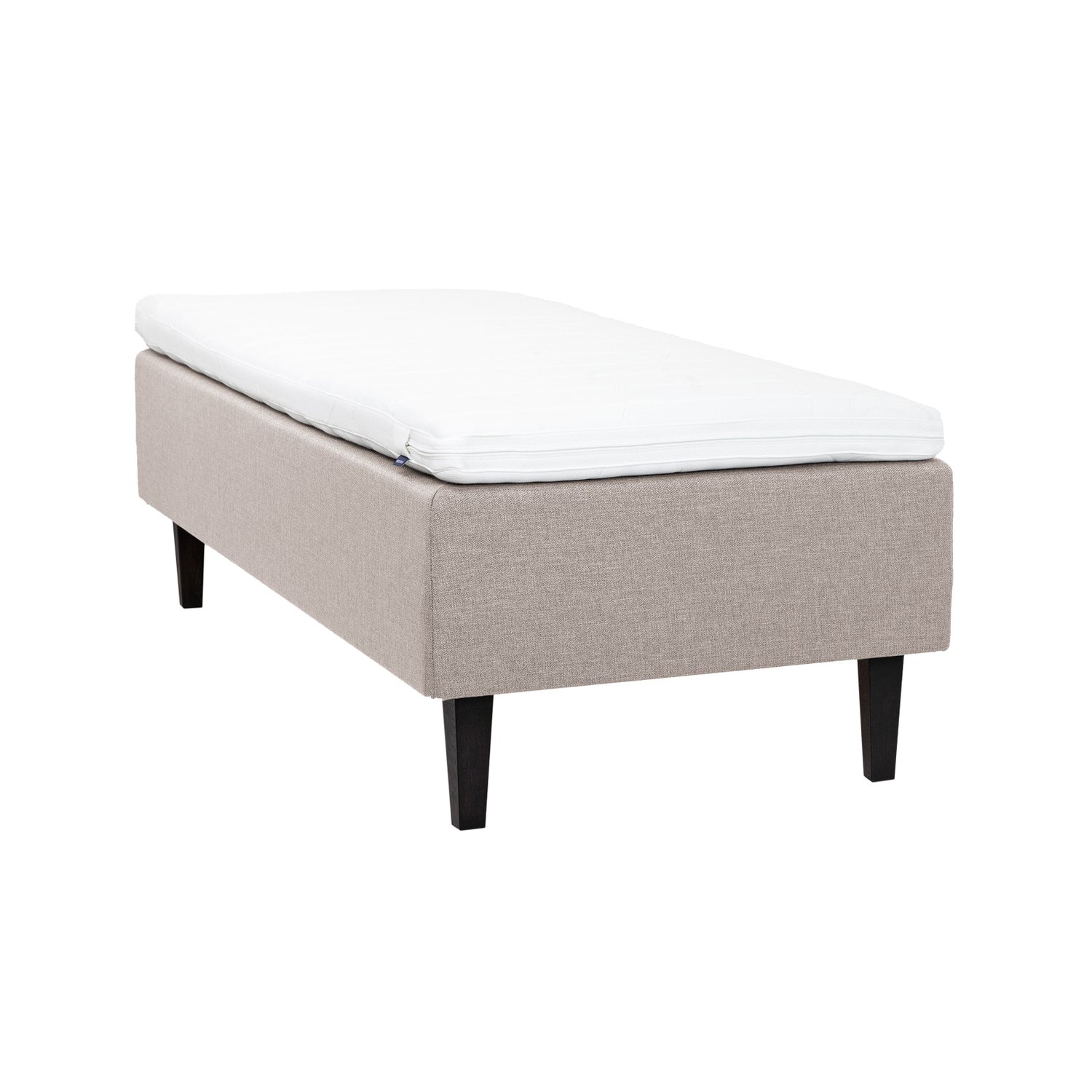 Beige Hilding Feel -runkopatja 80 x 200 cm hiilenmustilla 23 cm Royal -tammijaloilla ja Hybrix Air Coolmax -sijauspatjalla.