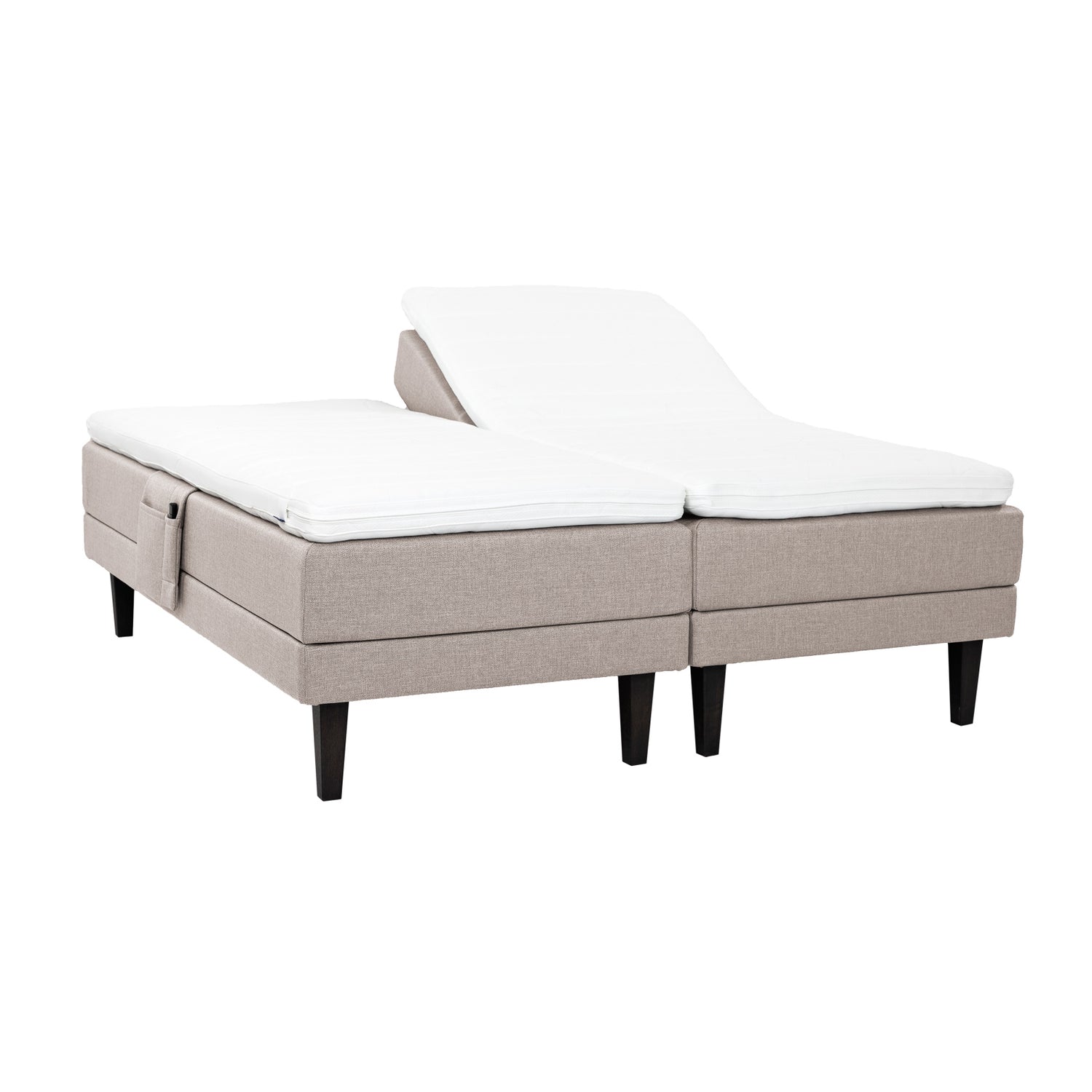 Beigen väriset Hilding Feel -moottorisängyt hiilenmustilla 23 cm korkeilla Royal -tammijaloilla ja erillisillä Hilding Hybrix Air Coolmax -sijauspatjoilla. Kuvan tarviketasku myydään erikseen.