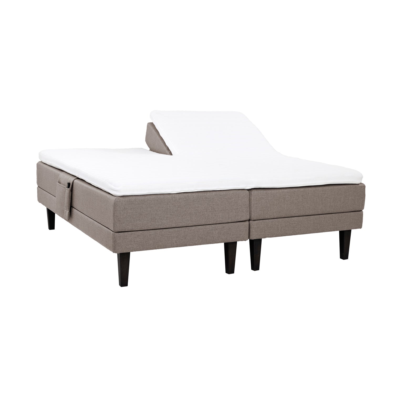 Hiekan väriset Hilding Feel -moottorisängyt hiilenmustilla 23 cm korkeilla Royal -tammijaloilla ja yhtenäisellä osittain halkaistulla 160 x 200 cm Hybrix Air Coolmax Split -sijauspatjalla. Kuvan tarviketasku myydään erikseen.