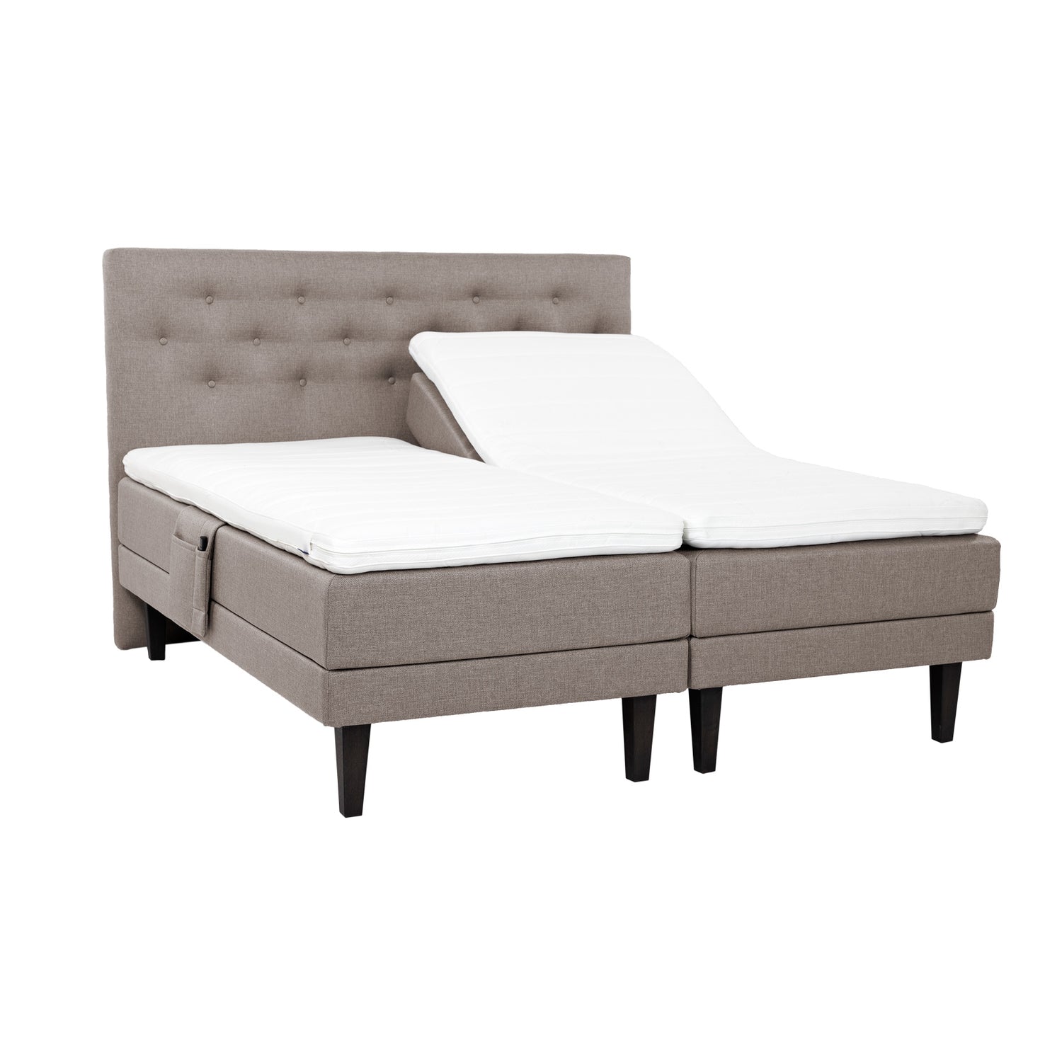 Hiekan väriset Hilding Feel -moottorisängyt hiilenmustilla 23 cm korkeilla Royal -tammijaloilla ja erillisillä Hilding Hybrix Air Coolmax -sijauspatjoilla. Kuvan Feel -sängynpääty ja tarviketasku myydään erikseen.