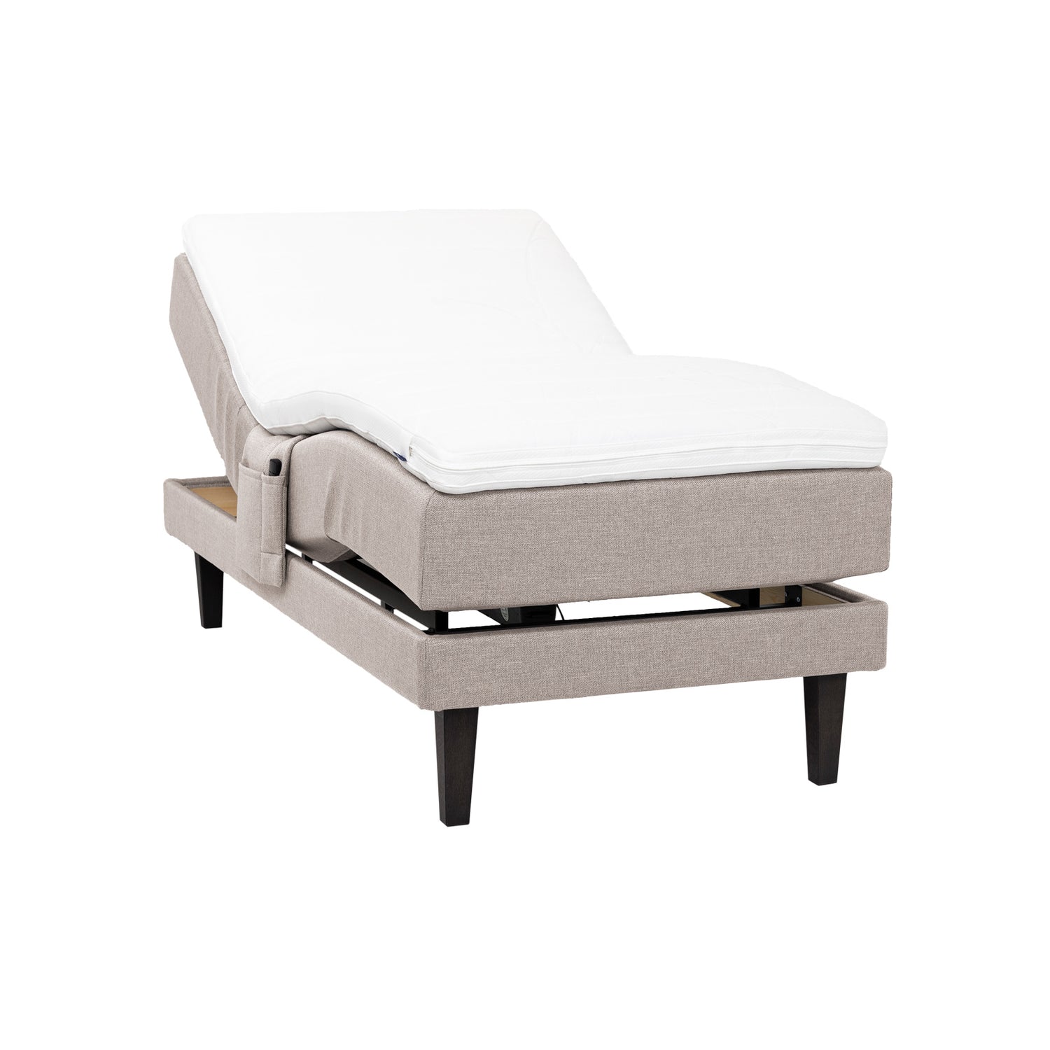 Beige Hilding Feel Ergo -moottorisänky 90 x 200 cm hiilenmustilla 23 cm korkeilla Royal -tammijaloilla ja Hilding Ergo -sijauspatjalla. Kuvan tarviketasku myydään erikseen.