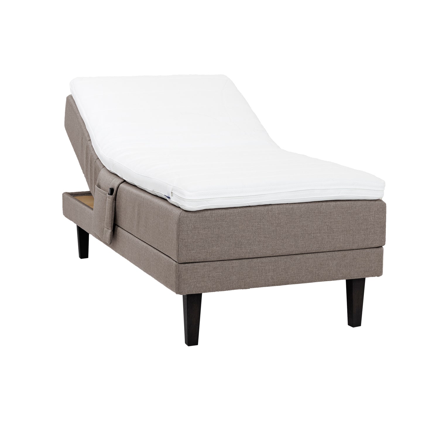 Hiekanvärinen Hilding Feel -moottorisänky 90 x 200 cm hiilenmustilla 23 cm Royal-tammijaloilla ja Hybrix Air Coolmax -sijauspatjalla. Kuvan tarviketasku myydään erikseen.